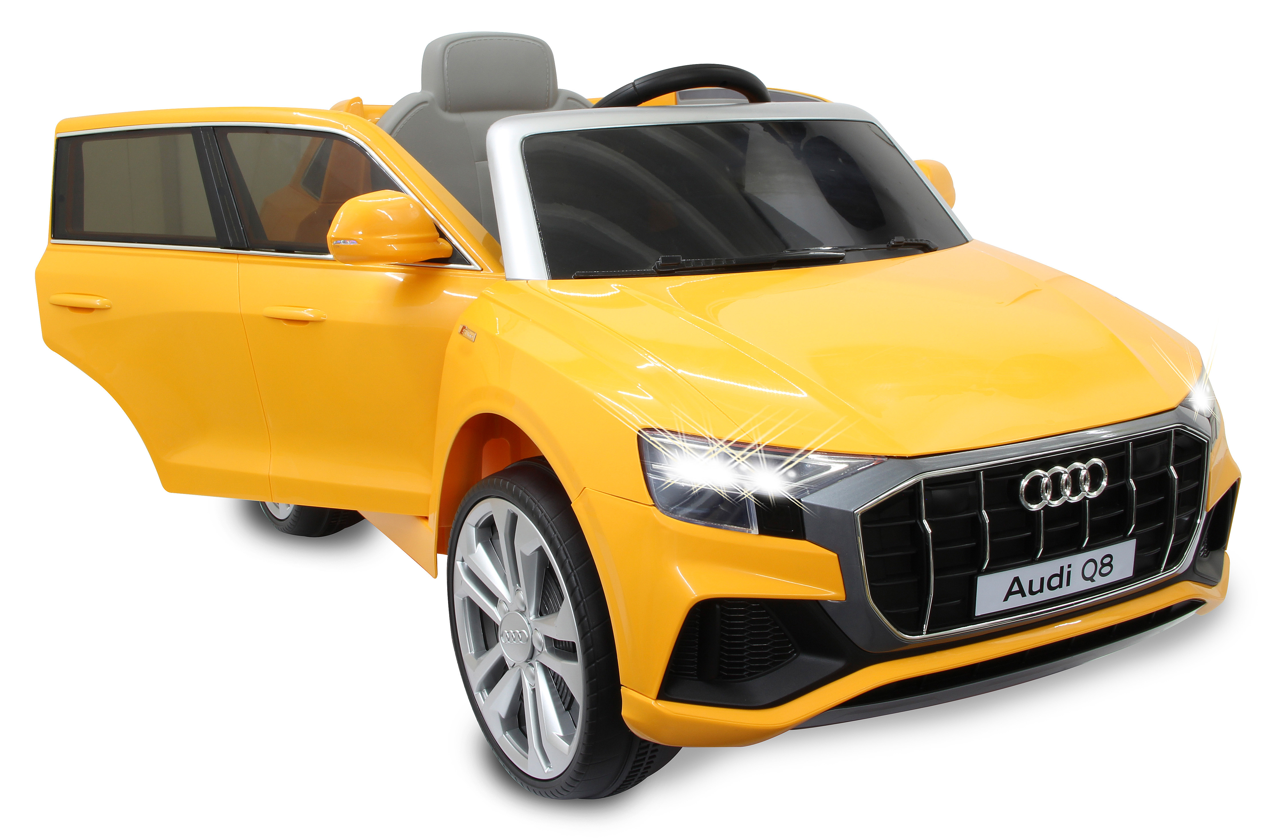 Ein gelbes Audi Q8-Spielzeugauto mit geöffneter Tür, eingeschaltetem Licht und grauem Innenraum auf weißem Hintergrund.