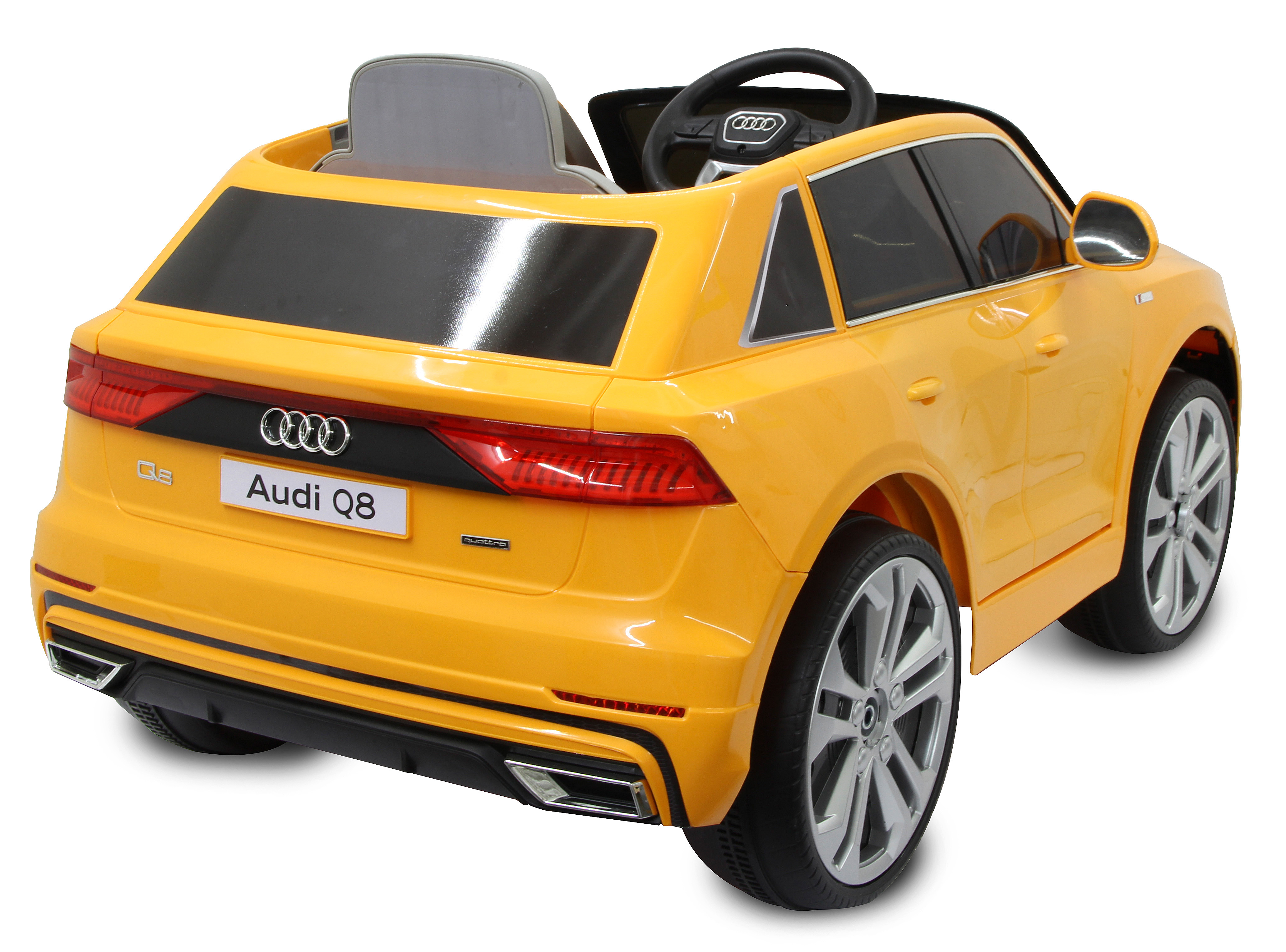 Gelbes Audi Q8-Spielzeugauto, Rückansicht. Es hat schwarze Fenster, silberne Räder und das Audi-Logo. Der Hintergrund ist weiß.