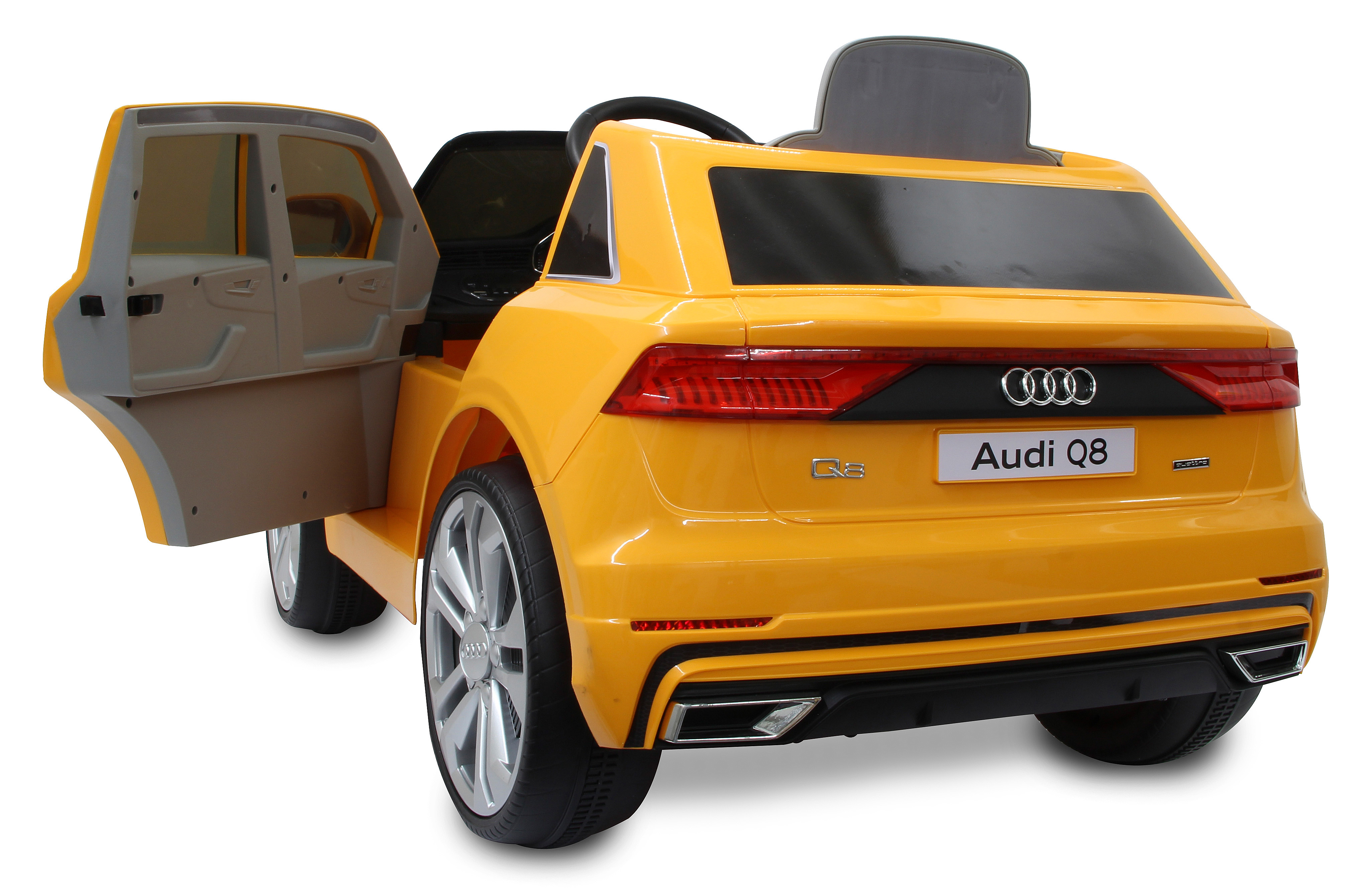 Gelbes Audi Q8-Spielzeugauto, Tür offen. Merkmale sind silberne Räder, schwarze Zierleisten und Audi-Logo.