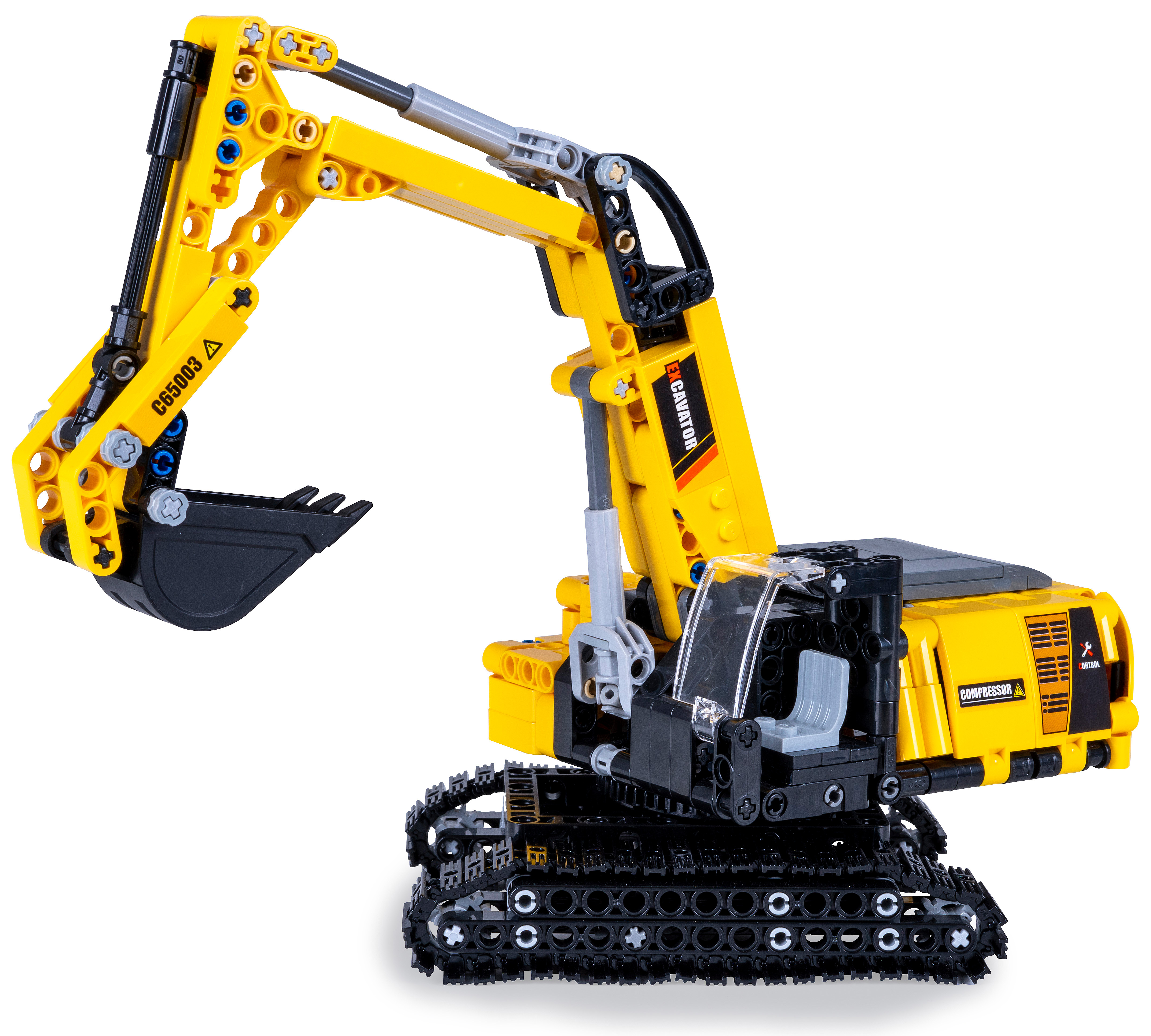 Ein gelber und schwarzer Lego-Bagger wird auf einer weißen Oberfläche gezeigt. Der Bagger hat einen Eimer, einen Arm und Ketten.
