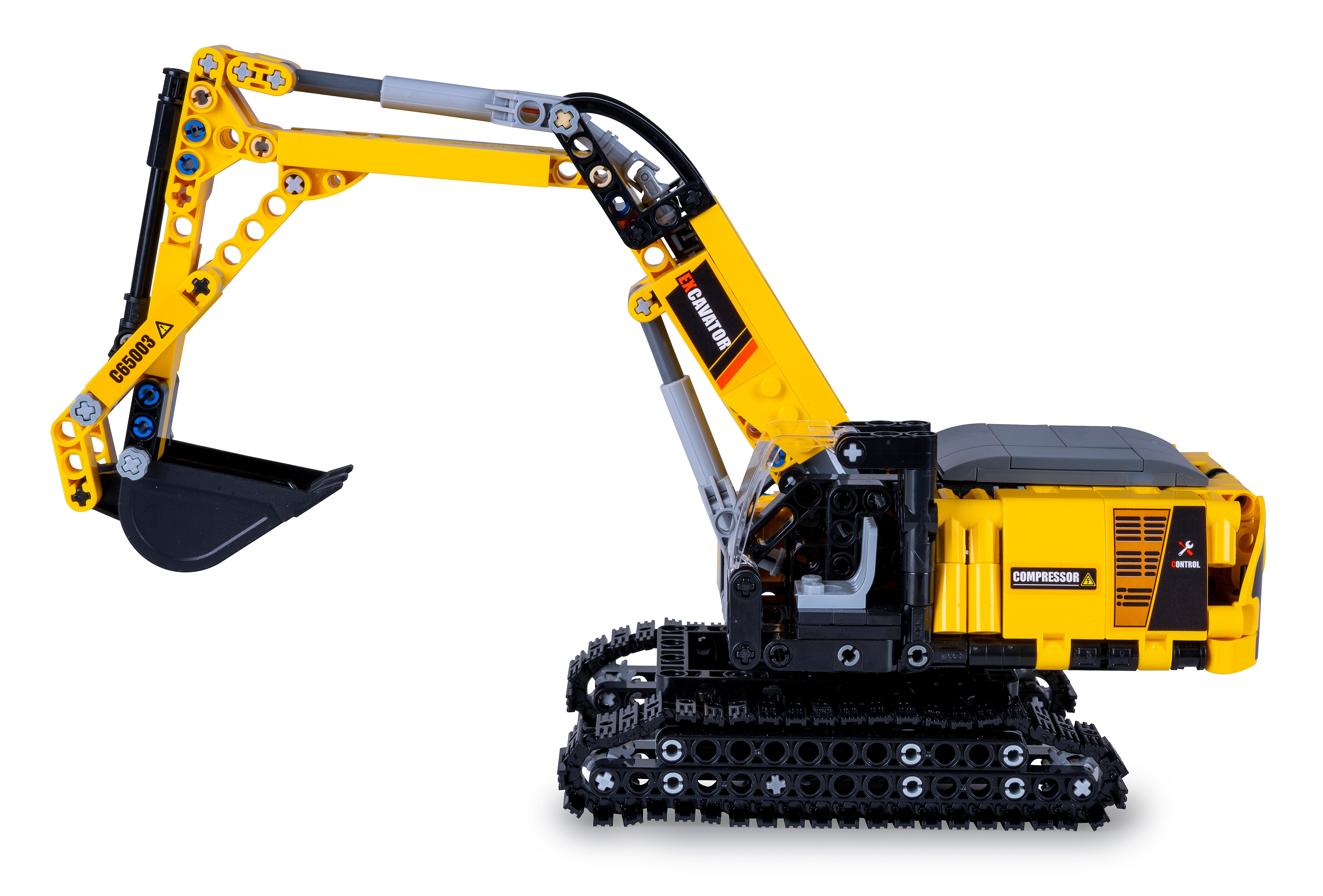 Ein gelber und schwarzer Lego-Bagger. Er hat eine schwarze Schaufel, einen gelben Arm und schwarze Ketten auf weißem Hintergrund.