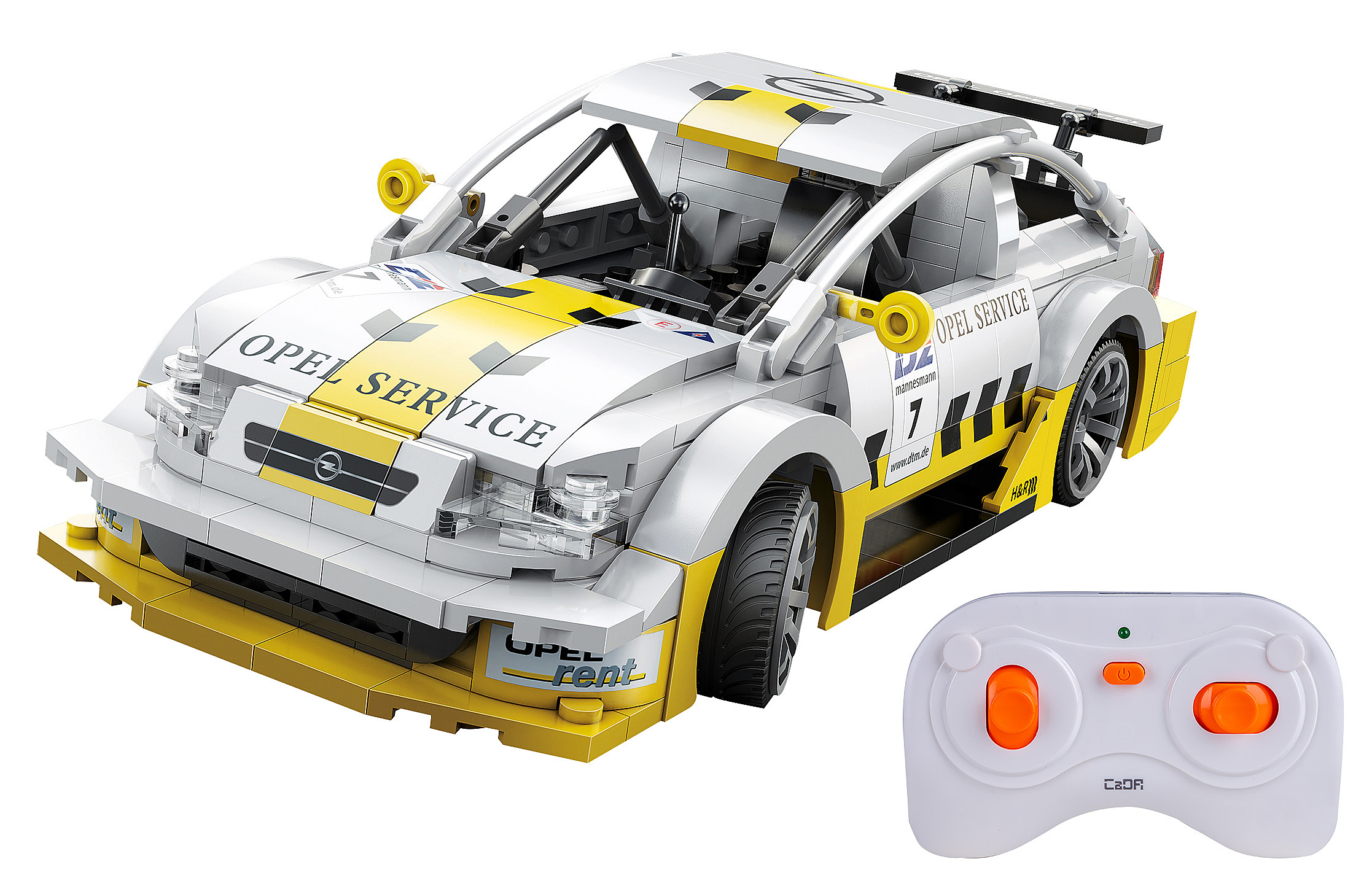 Ein weiß-gelbes Spielzeugauto mit der Aufschrift "OPEL SERVICE" daneben eine Fernbedienung. Das Auto hat die Nummer 7.