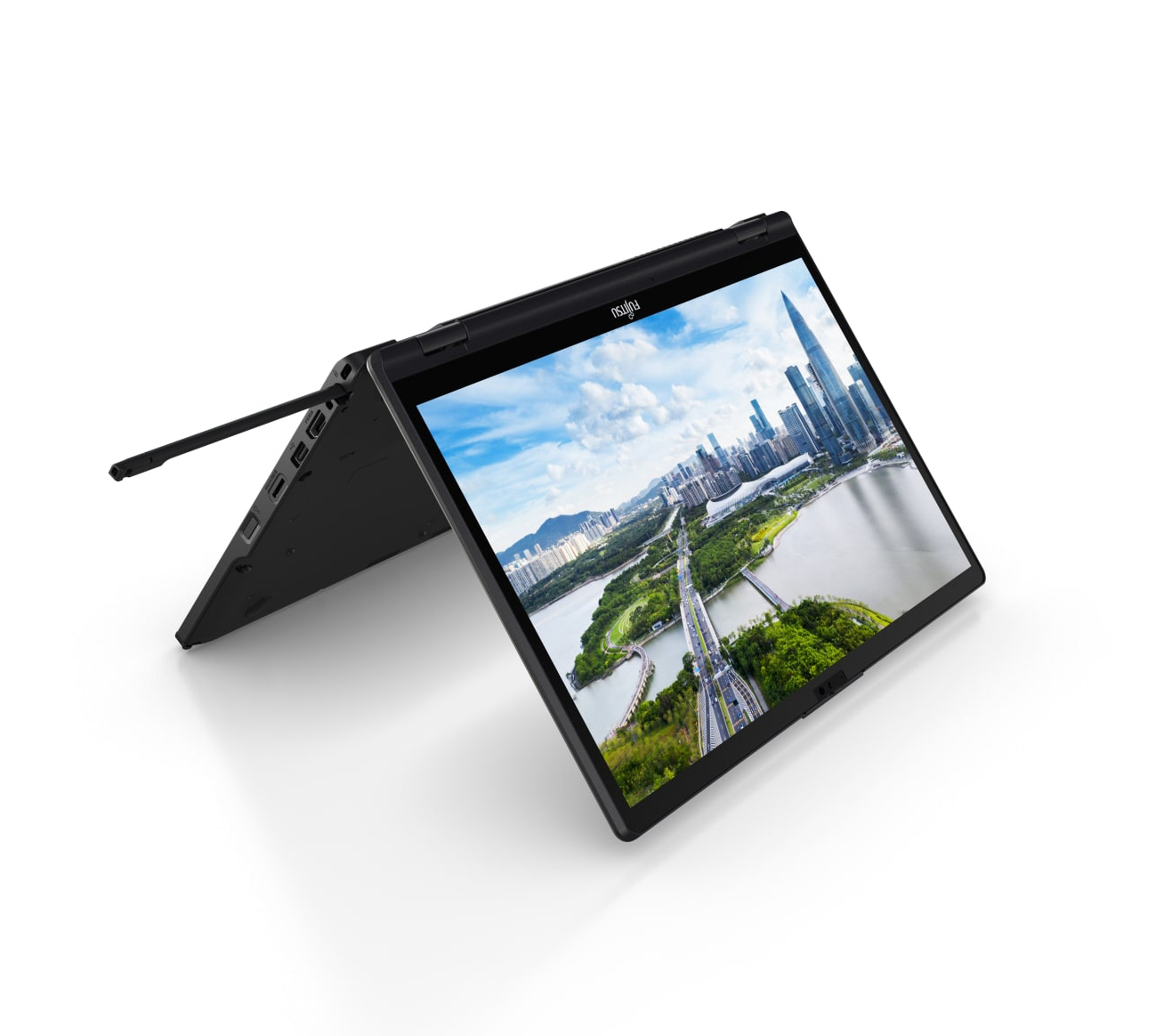 Czarny laptop jest otwarty, wyświetlając scenę miejską. Pióro jest podłączone. Laptop jest na białej powierzchni.