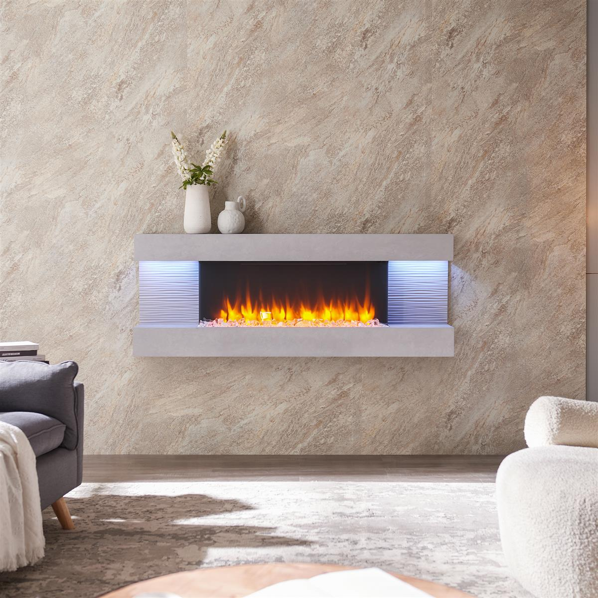 Ein moderner Kamin mit leuchtenden Flammen ist an einer strukturierten Wand angebracht. Eine Vase mit Blumen steht über dem Kamin.