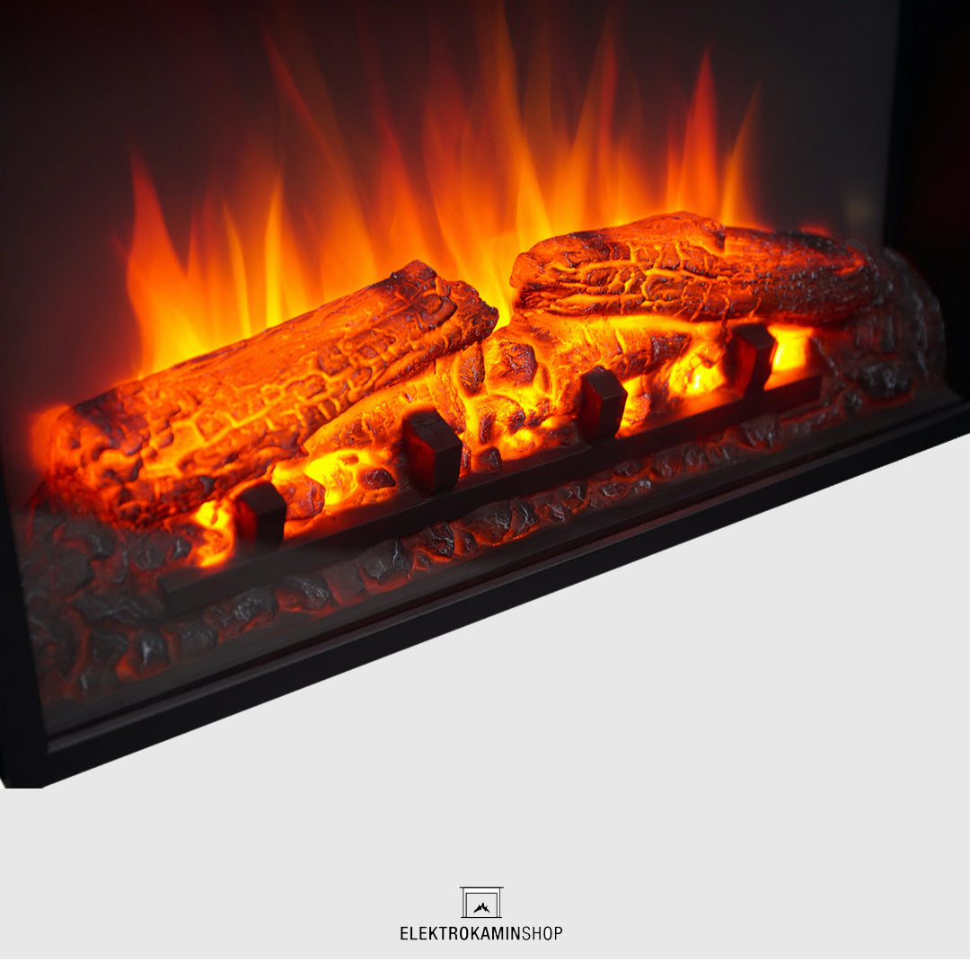 Elektrischer Kamin mit glühenden Holzscheiten und Flammen. Dunkler Rahmen auf hellgrauem Hintergrund. Das Markenlogo befindet sich unten.