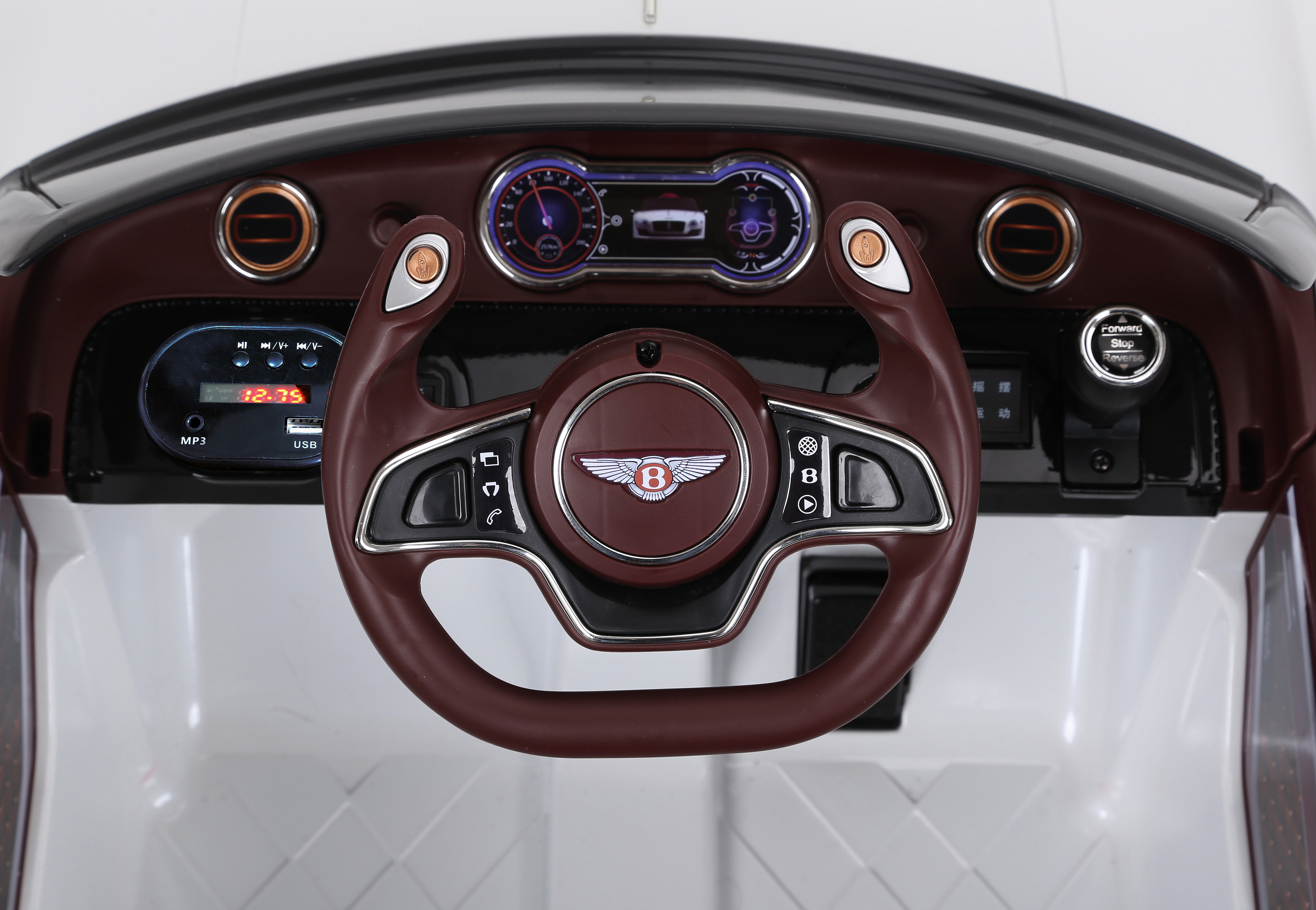 Primo piano del cruscotto di un'auto. Presenta volante, indicatori e display digitale.