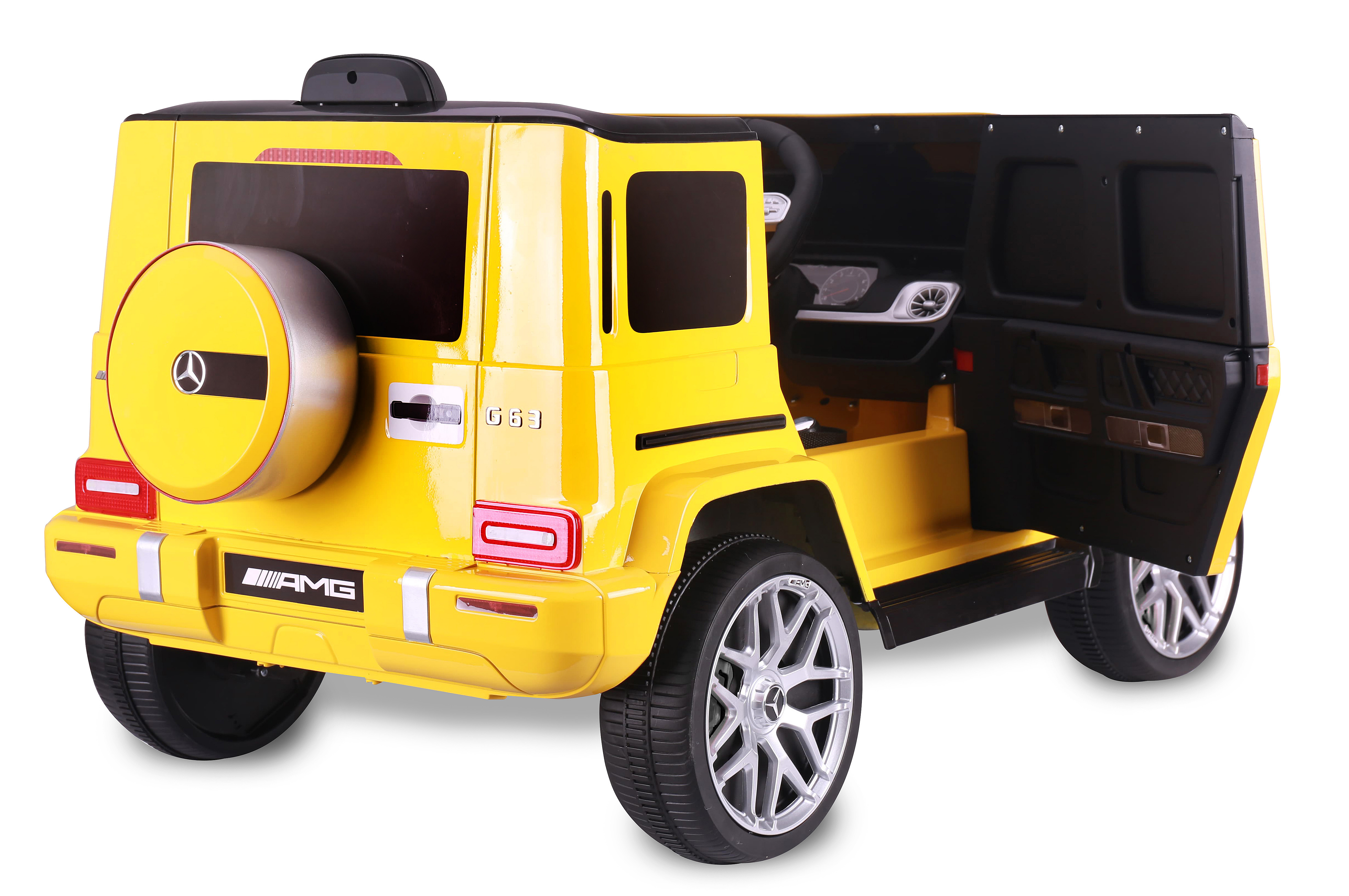 Ein gelbes Spielzeugauto mit offener Tür. Es hat schwarze Akzente und silberne Räder. Das Auto steht auf weißem Grund.