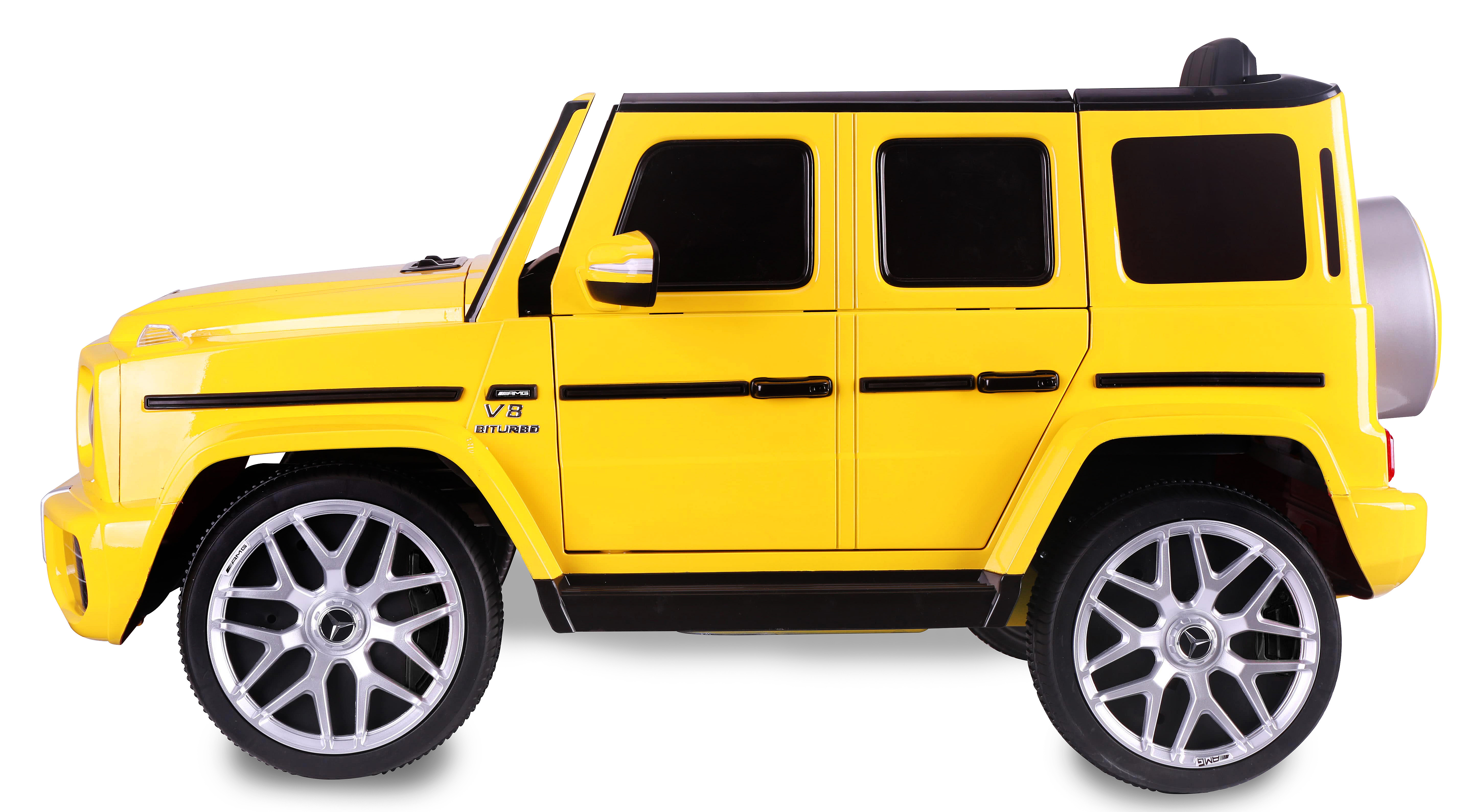 Ein gelbes Spielzeugauto, das einem Mercedes-Benz G-Klasse ähnelt, ist abgebildet. Es hat schwarze Fenster und silberne Felgen. Der Hintergrund ist weiß.