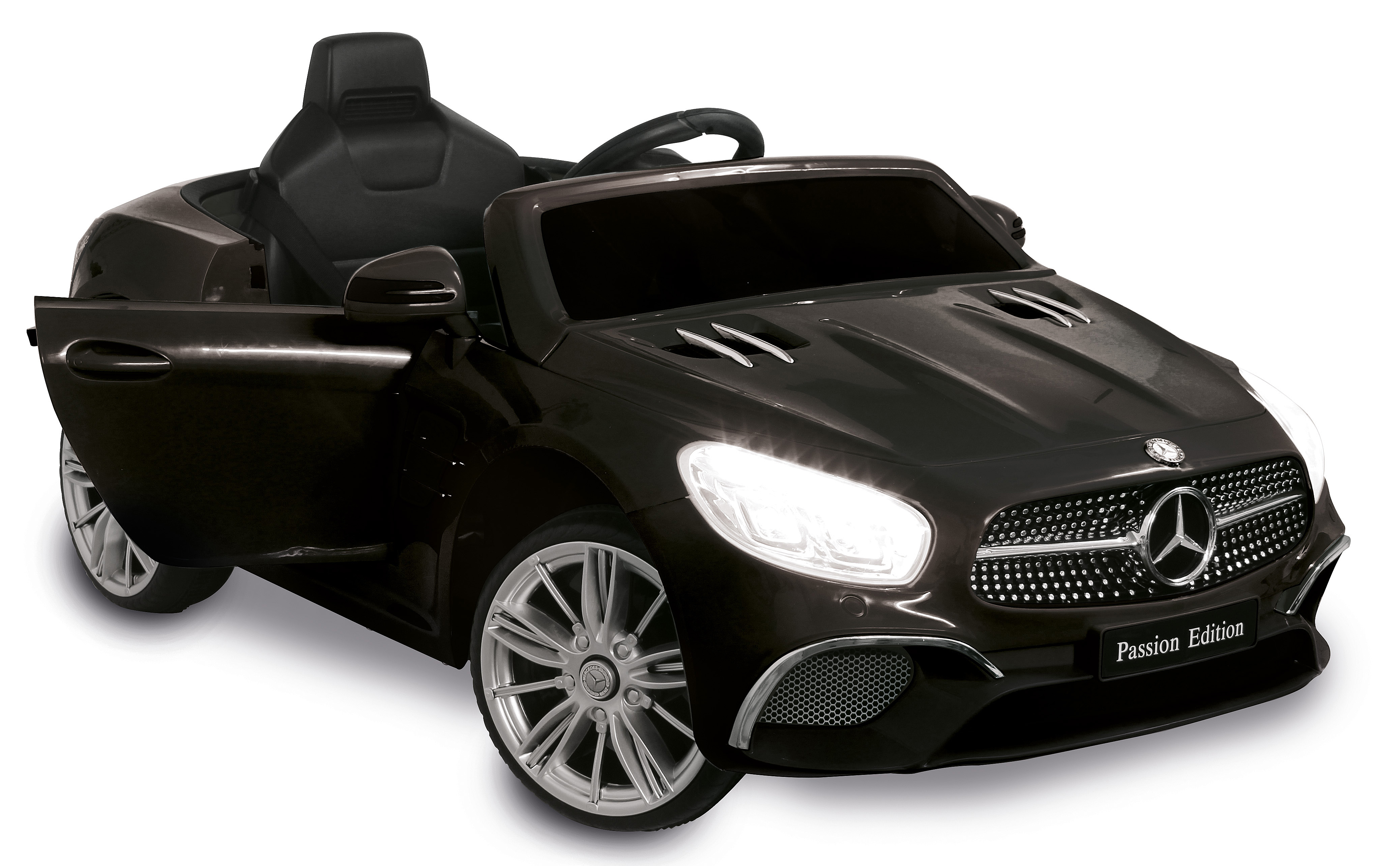 Ein schwarzes Spielzeug-Mercedes-Benz-Auto mit geöffneter Tür. Die Scheinwerfer sind eingeschaltet. Der Hintergrund ist weiß.