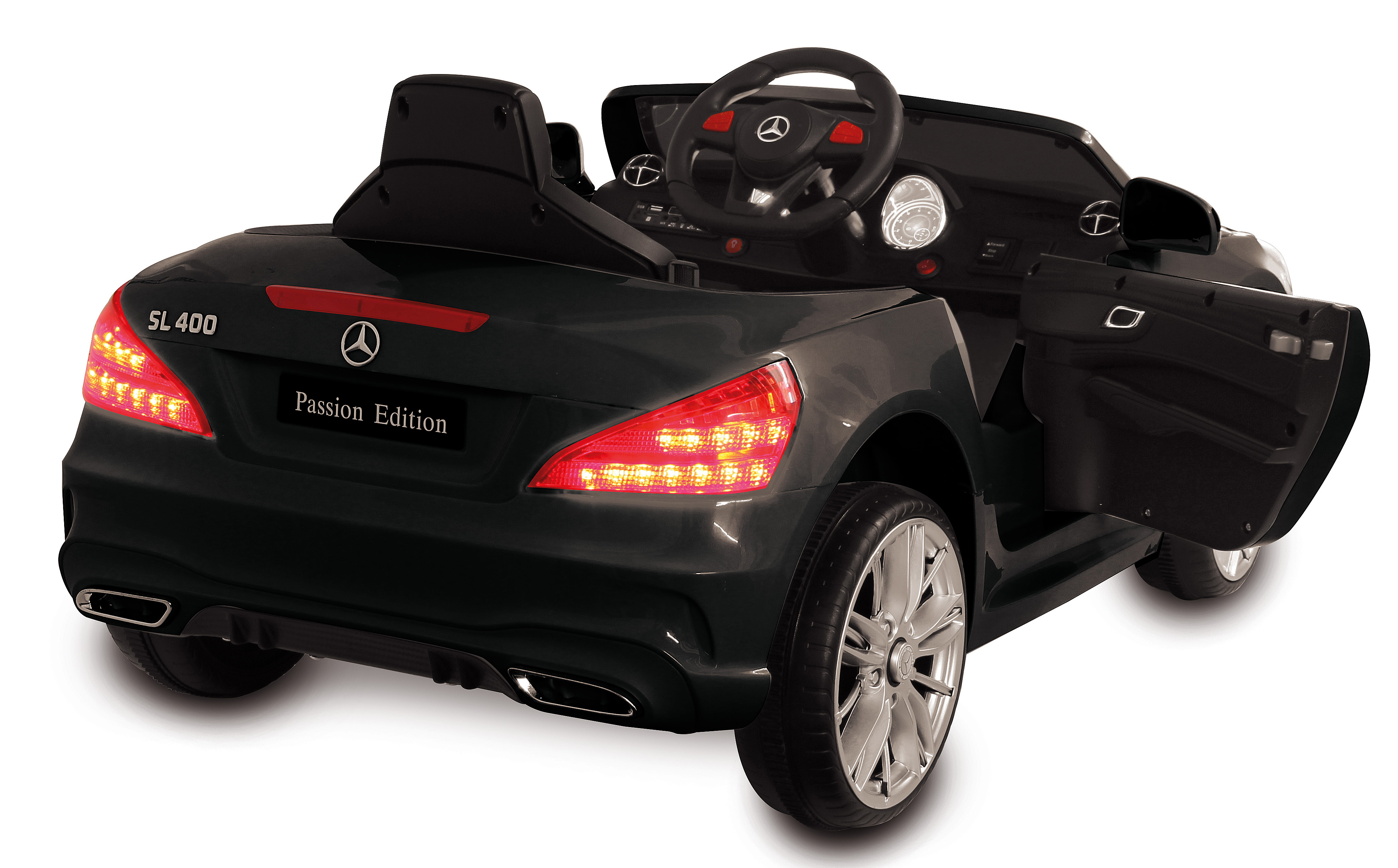 Ein schwarzes Spielzeugauto mit offener Tür wird gezeigt. Es hat ein Lenkrad und einen roten Lichtstreifen hinten.