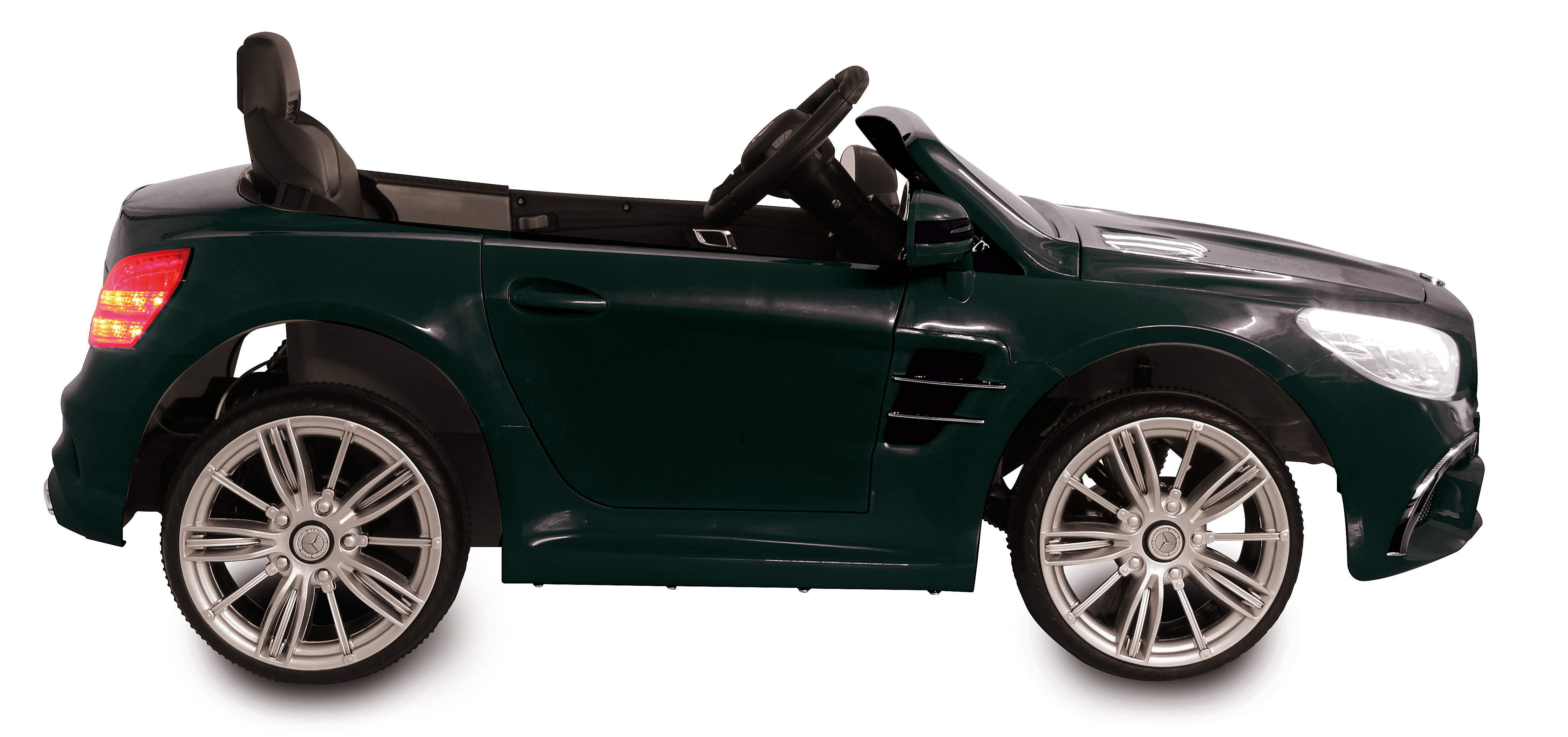 Ein dunkelgrünes Spielzeugauto mit silbernen Rädern. Es hat einen schwarzen Innenraum und ein Lenkrad. Das Auto steht vor weißem Hintergrund.