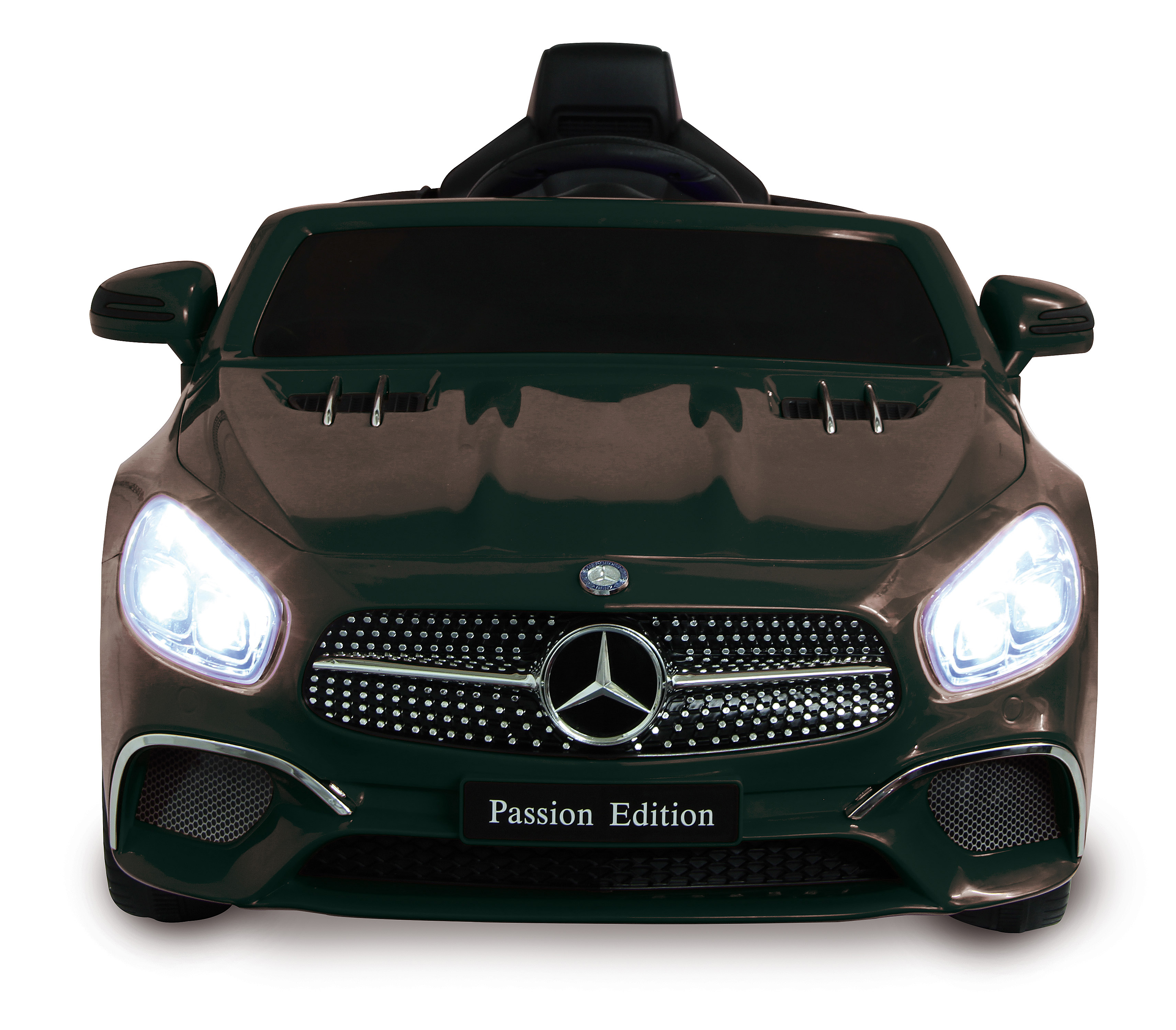 Grünes Spielzeugauto mit hellen Scheinwerfern, schwarzem Innenraum und Mercedes-Benz-Logo. Das Auto hat ein 'Passion Edition'-Schild.