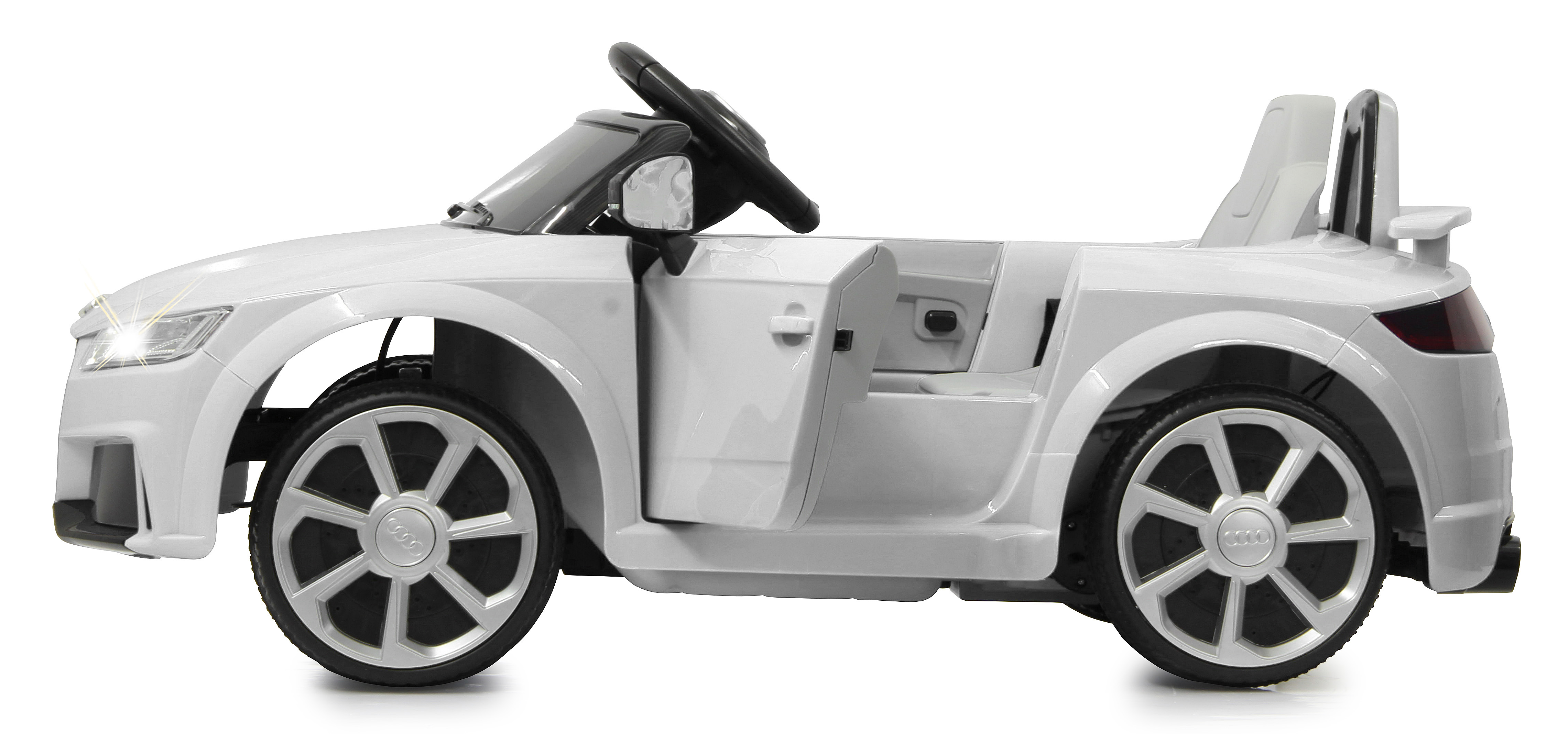 Un coche de juguete blanco con puerta abierta, volante negro y ruedas. El coche está sobre un fondo blanco.