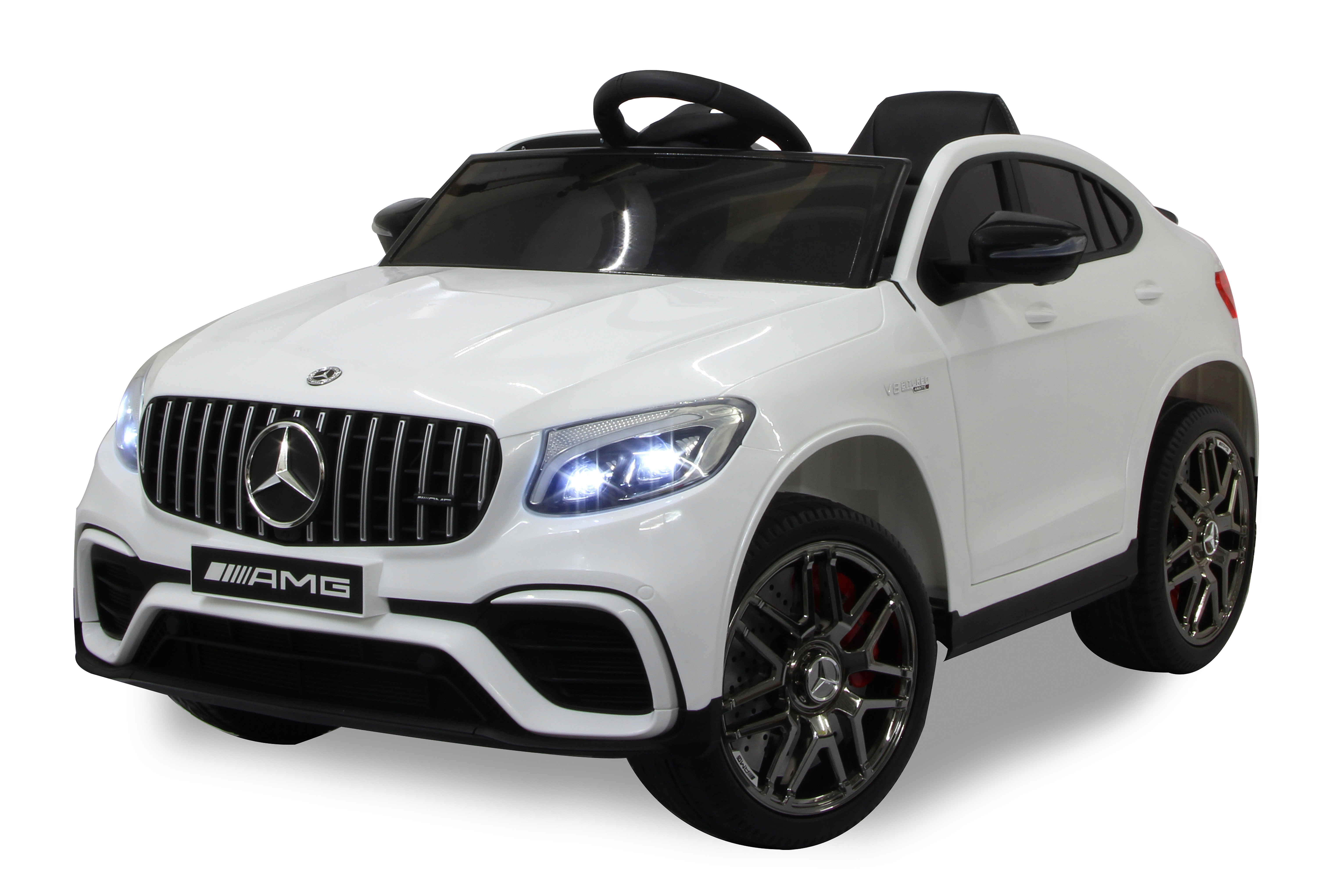Ein weißes Mercedes-Benz AMG-Spielzeugauto. Es hat schwarze Räder, einen schwarzen Grill und eine schwarze Innenausstattung.
