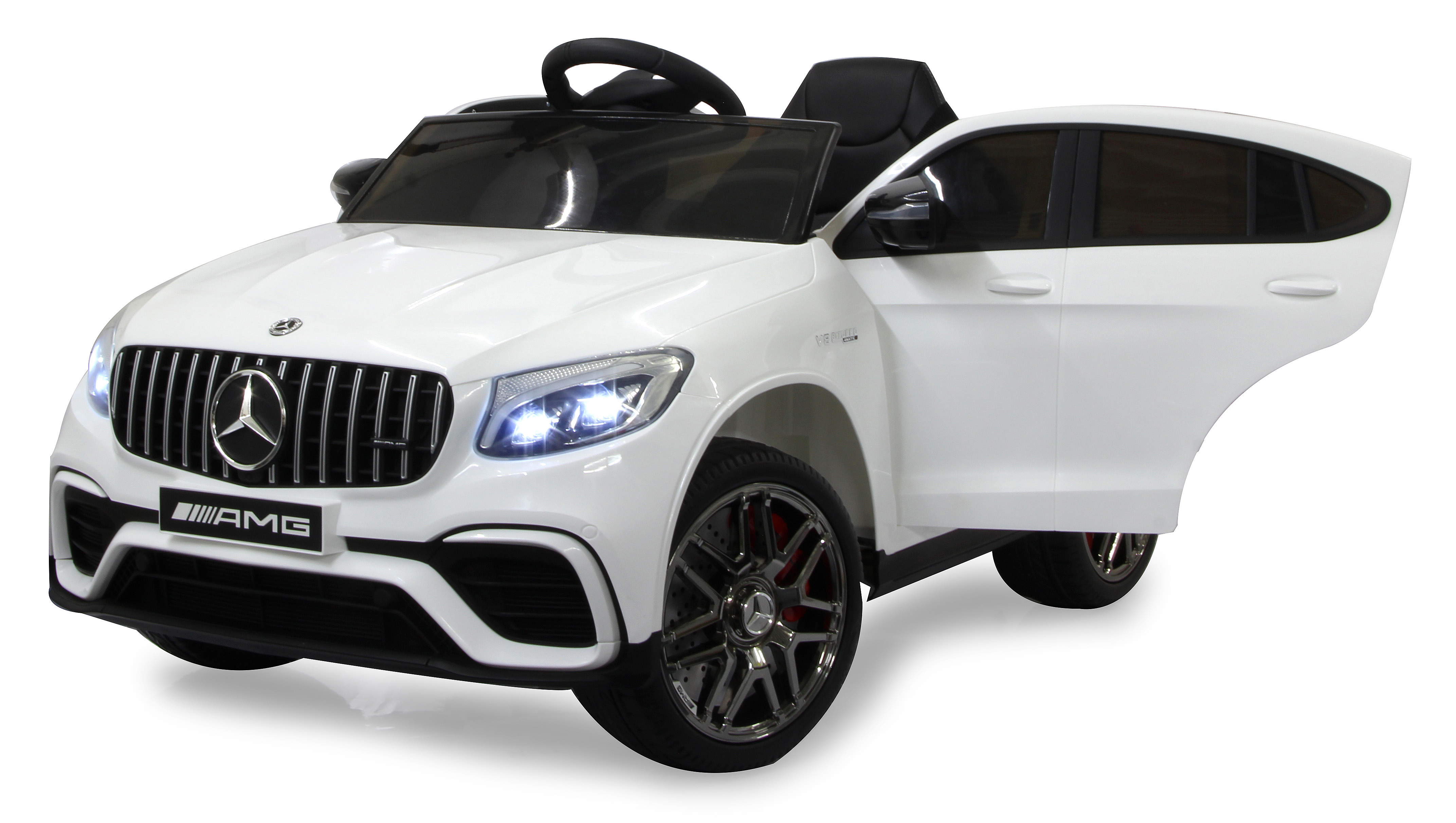Ein weißes Spielzeugauto mit offener Tür. Das Auto hat schwarze Räder und ein schwarzes Interieur. Der Grill hat das Mercedes-Logo.