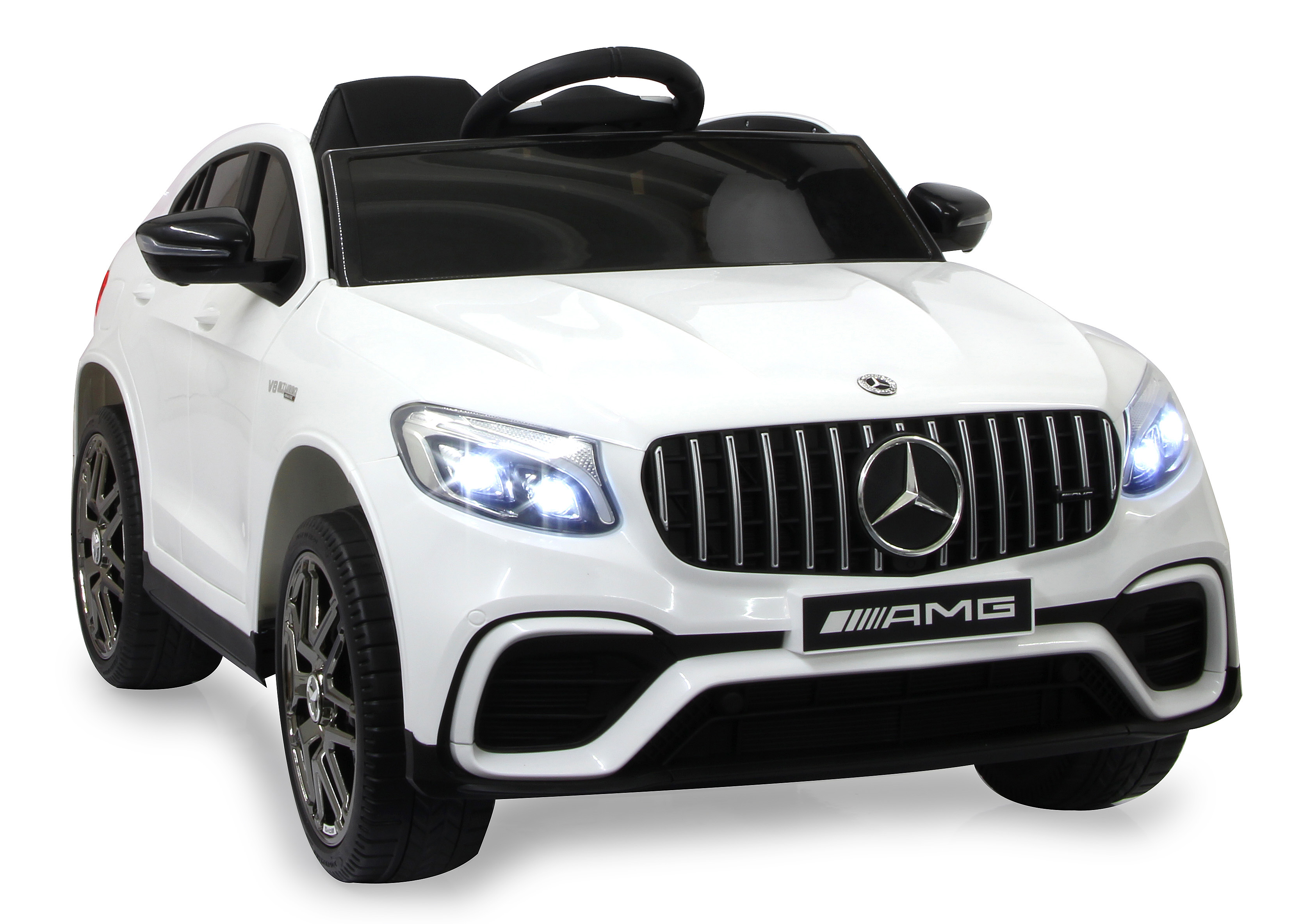 Ein weißes Spielzeug-Mercedes-Benz AMG-Auto. Es hat schwarze Räder, ein schwarzes Lenkrad und das AMG-Logo auf der Vorderseite.