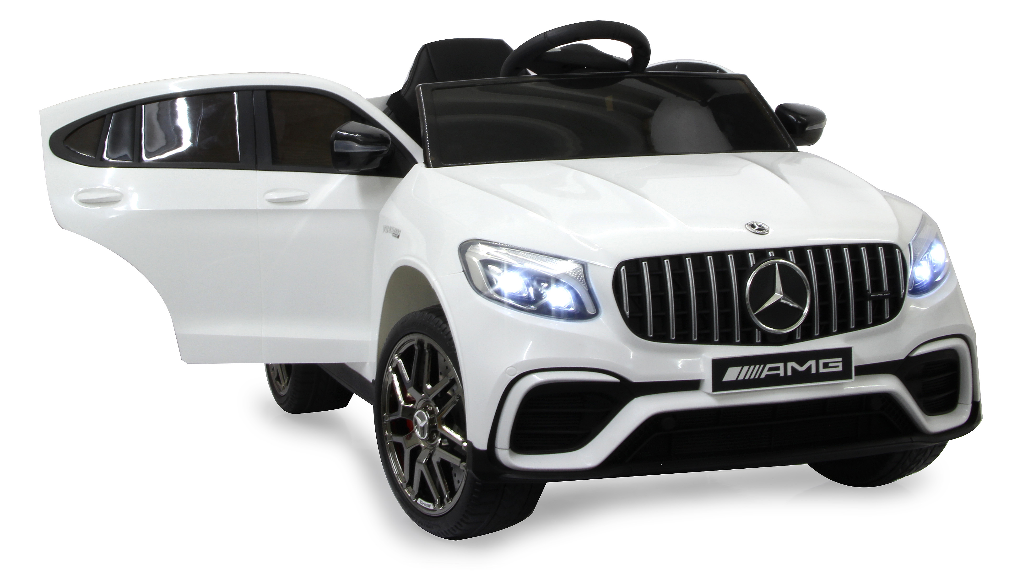 Weißes Spielzeug-Mercedes-Benz AMG-Auto mit offener Tür. Das Auto hat schwarze Akzente und einen schwarzen Innenraum auf weißem Hintergrund.