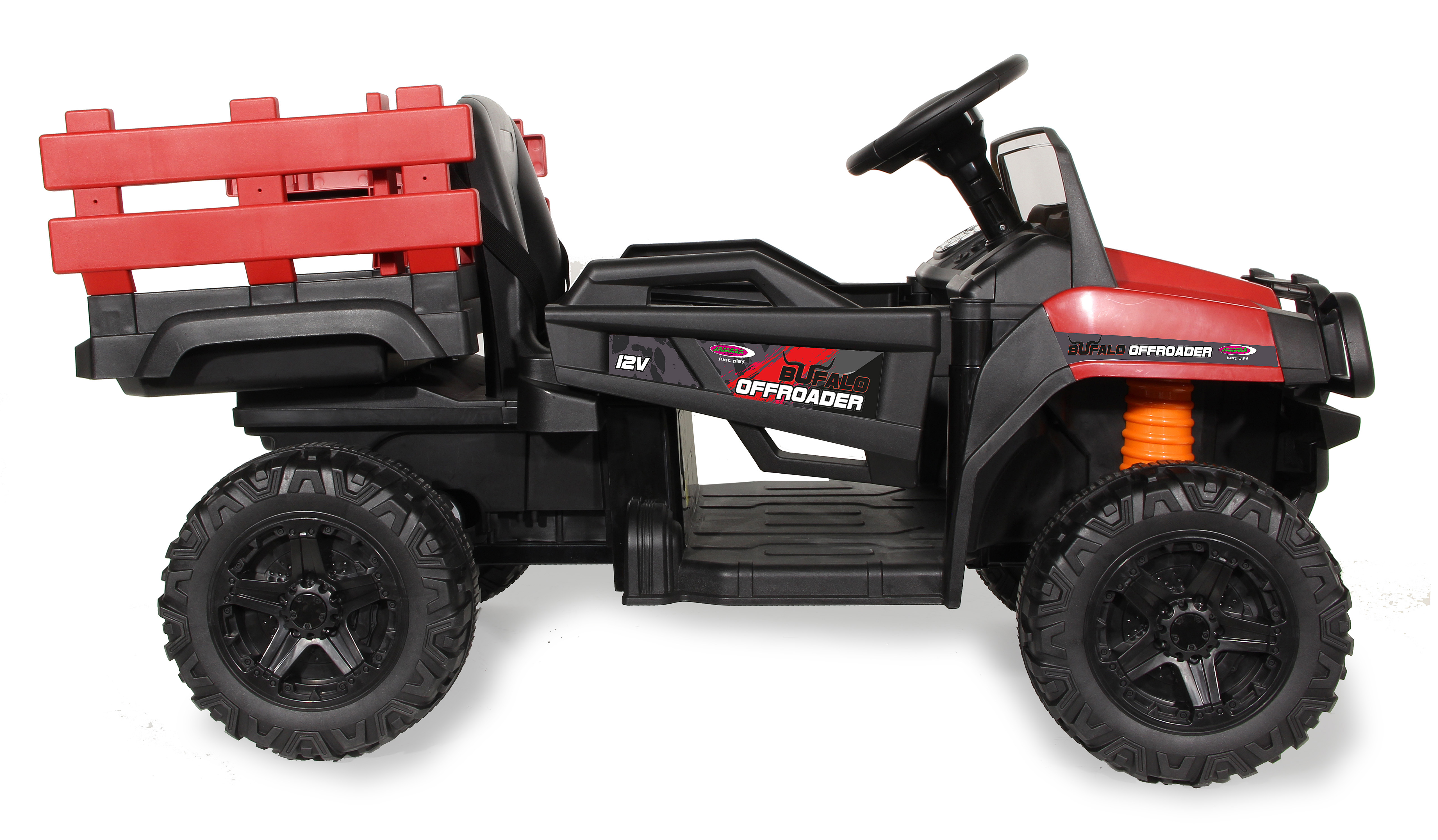 Ein schwarzes und rotes Spielzeug-Offroad-Fahrzeug. Es hat große Reifen, ein Lenkrad und einen Laderaum mit roter Barriere. Es ist auf weißem Hintergrund.