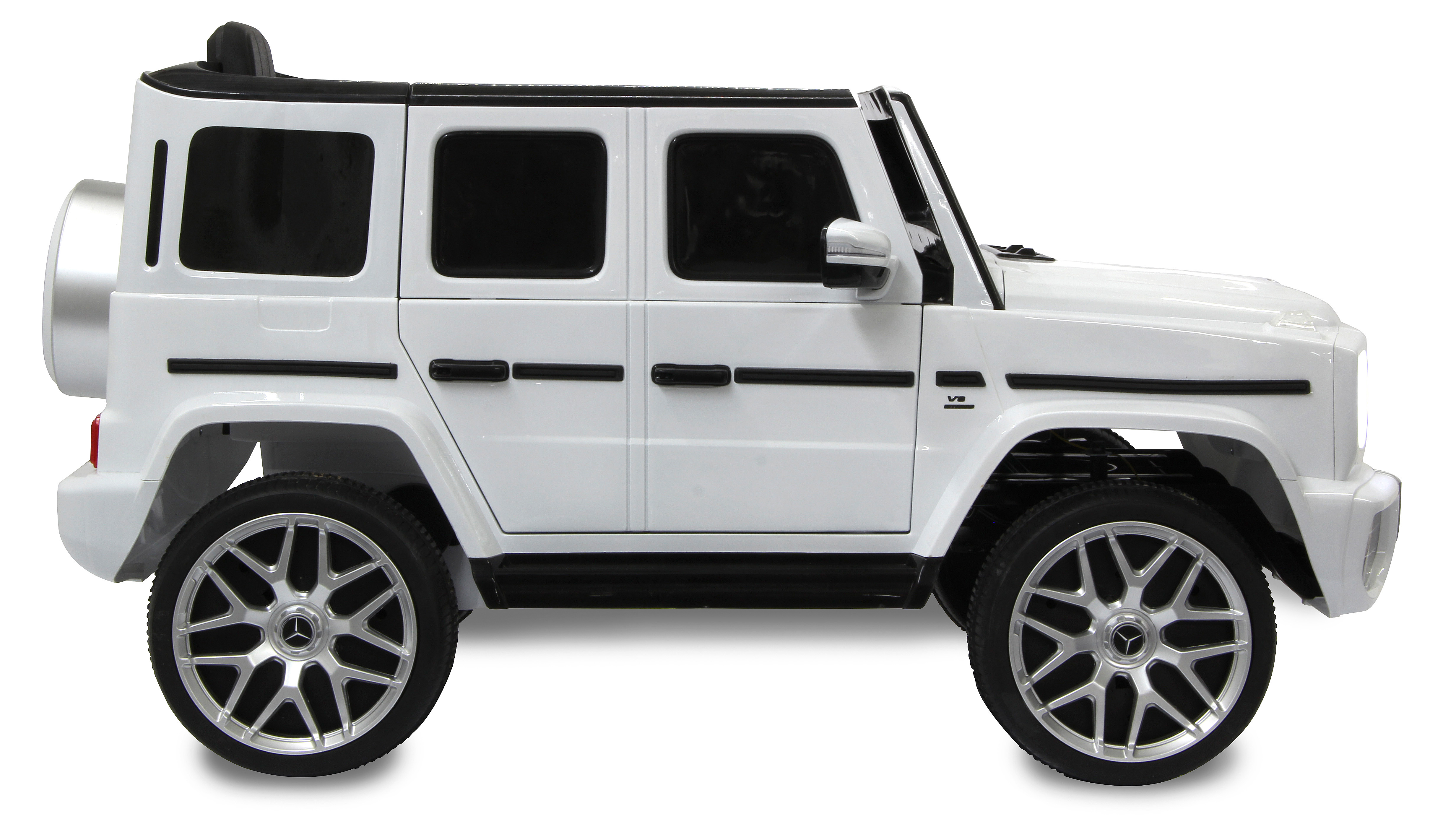 Ein weißes Spielzeugauto, das einer Mercedes-Benz G-Klasse ähnelt. Es hat schwarze Fenster, schwarze Akzente und silberne Felgen auf weißem Hintergrund.