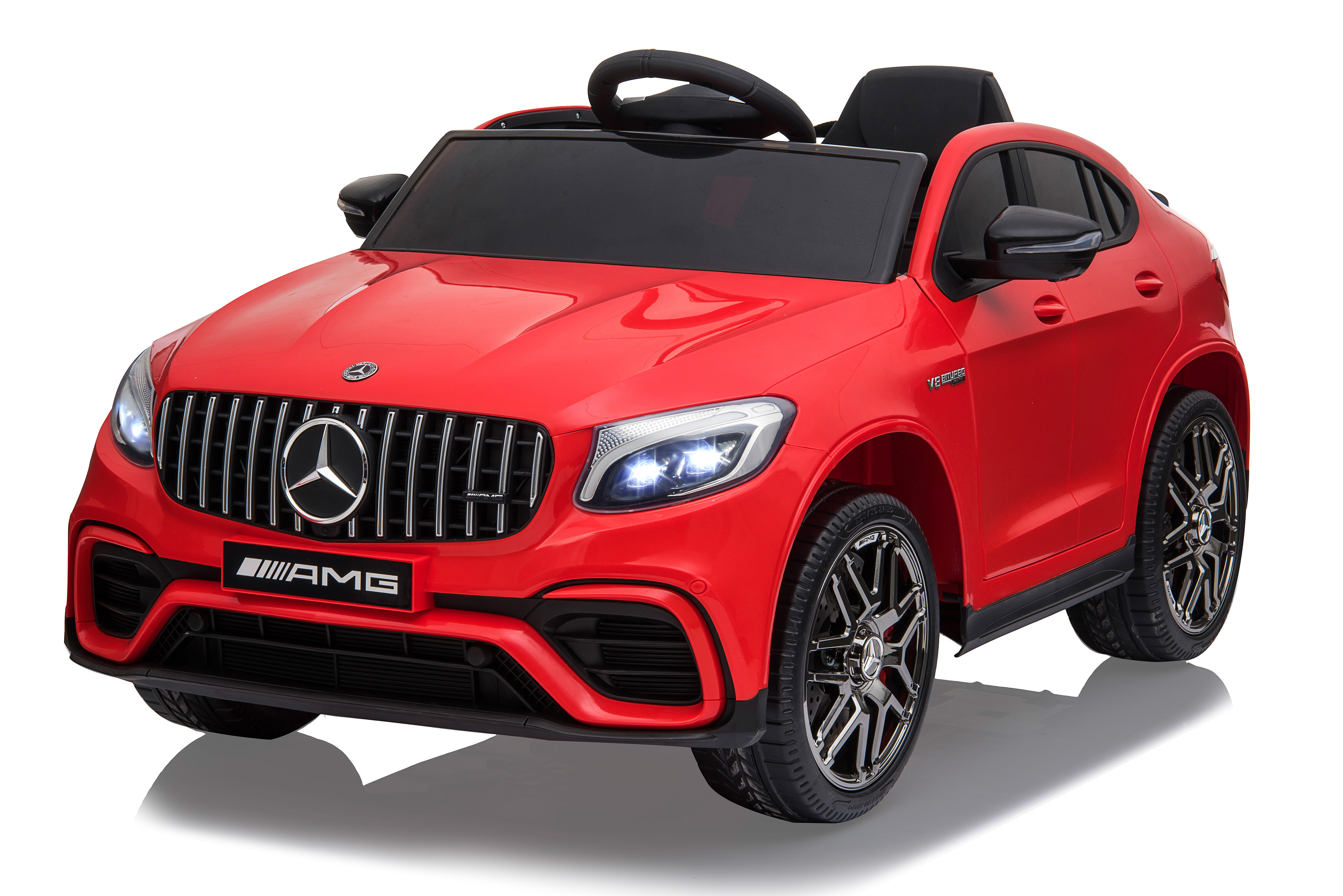 Ein rotes Spielzeugauto mit schwarzem Innenraum und Lenkrad. Es hat AMG-Embleme und Mercedes-Logo.