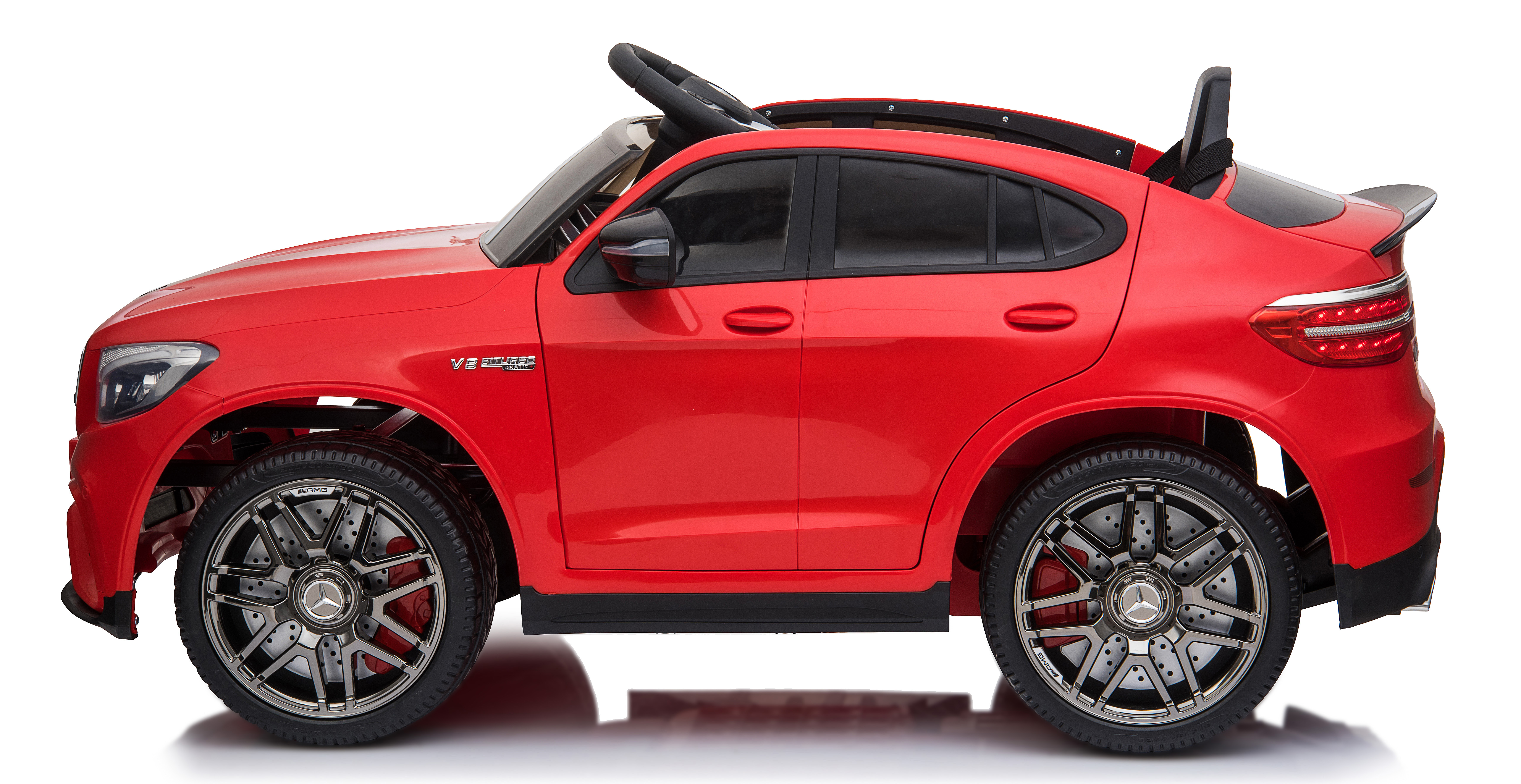 Rotes Spielzeugauto mit schwarzen Rädern, schwarzem Dach und Lenkrad. Das Auto steht auf weißem Hintergrund.