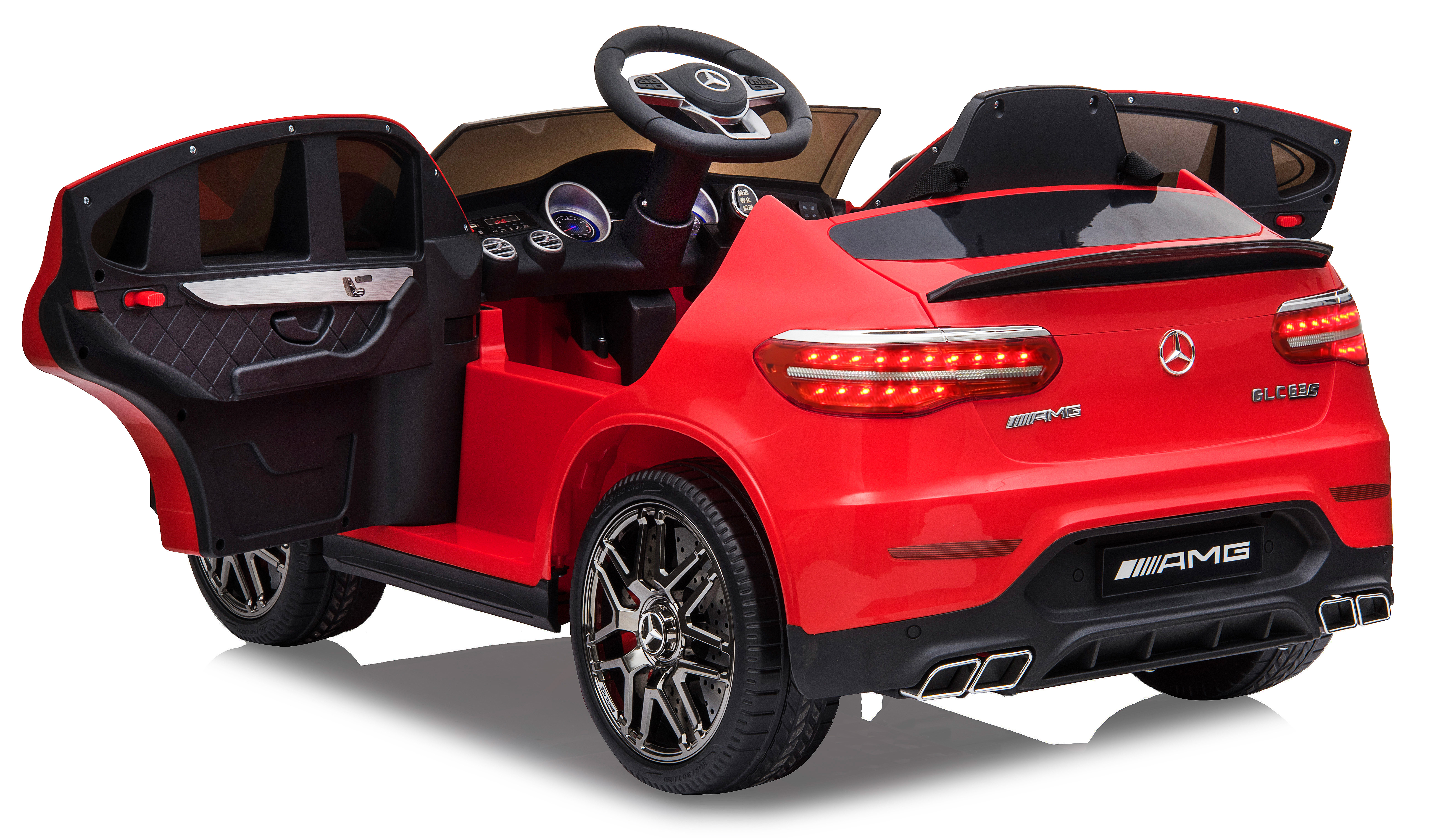 Roter Spielzeug-Mercedes-Benz GLC 63S mit geöffneten Türen. Merkmale sind Lenkrad, Armaturenbrett und AMG-Details.