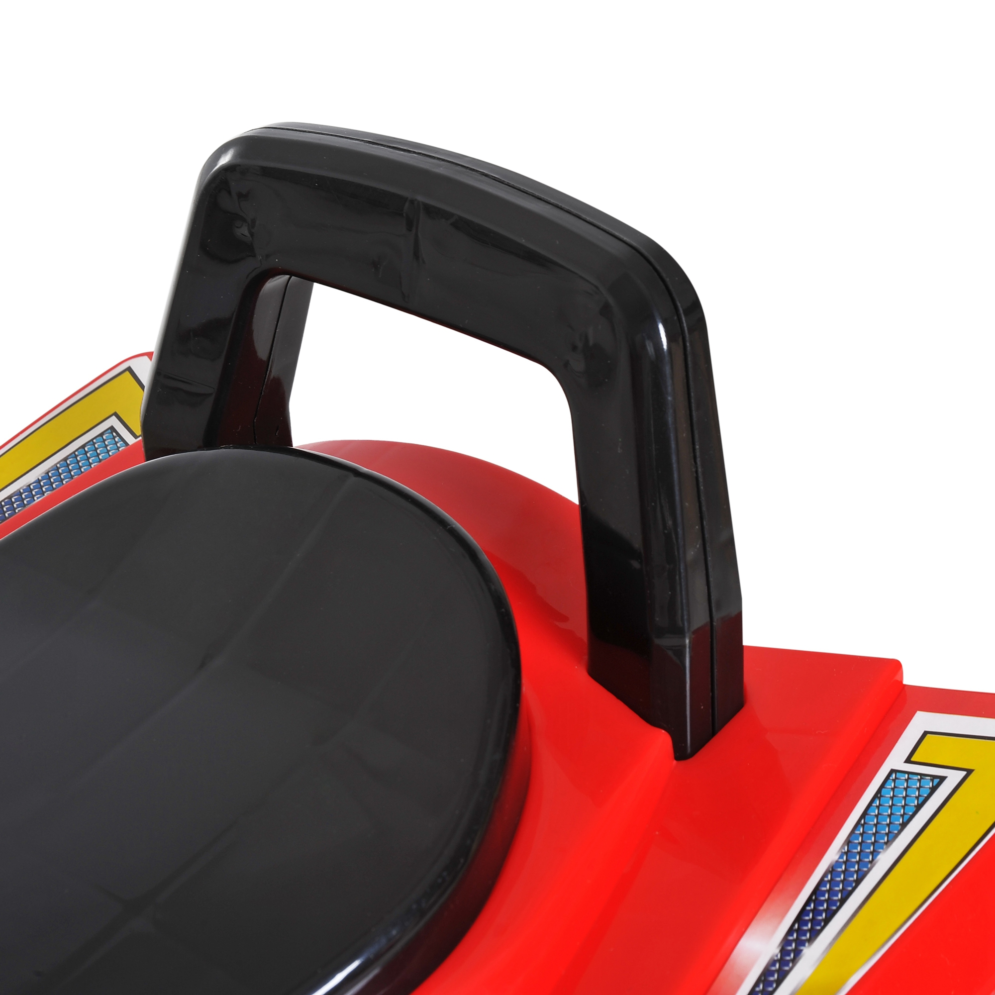 Primer plano de un juguete rojo y negro. Asa negra en la parte superior, asiento negro y base roja. Detalles amarillos y azules visibles.