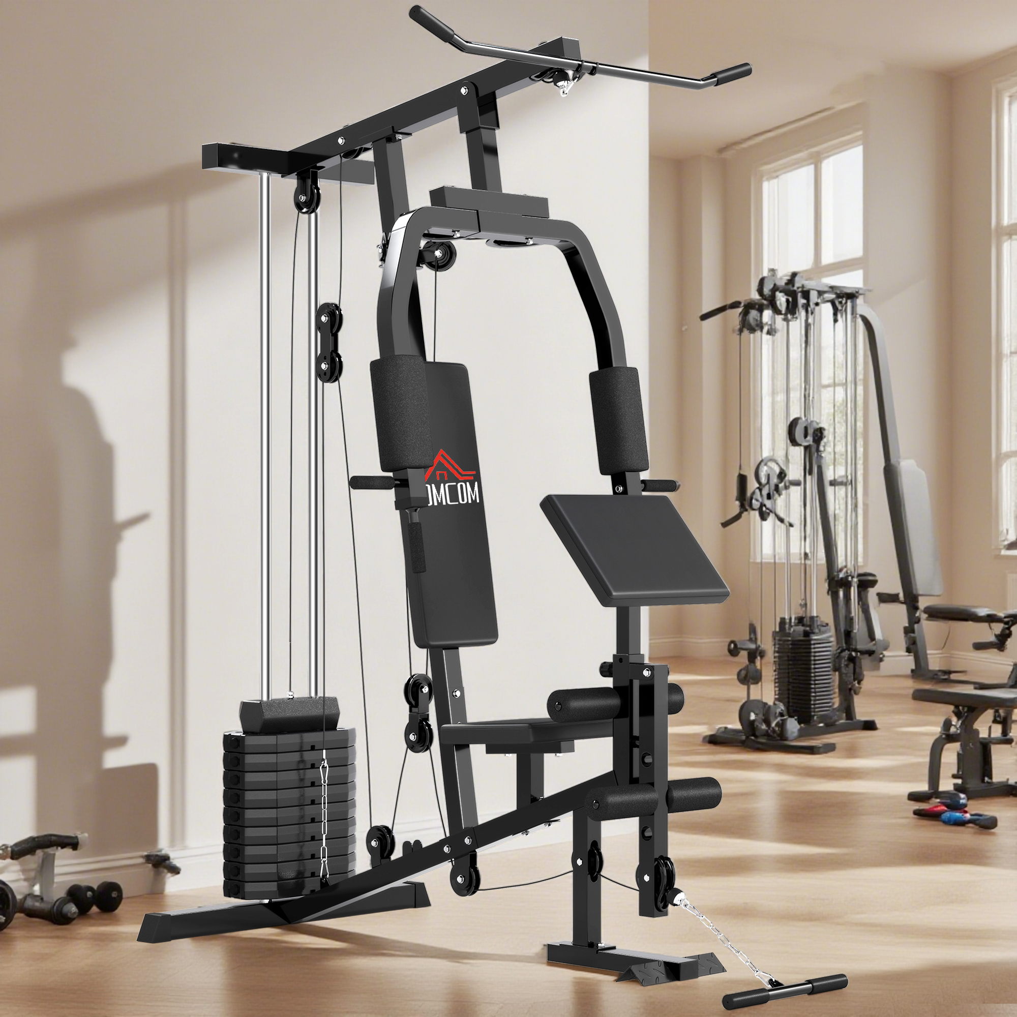 Multi-gimnasio negro en un gimnasio. Tiene pesas y cables. Otros equipos de gimnasia están en el fondo. Ventanas visibles.