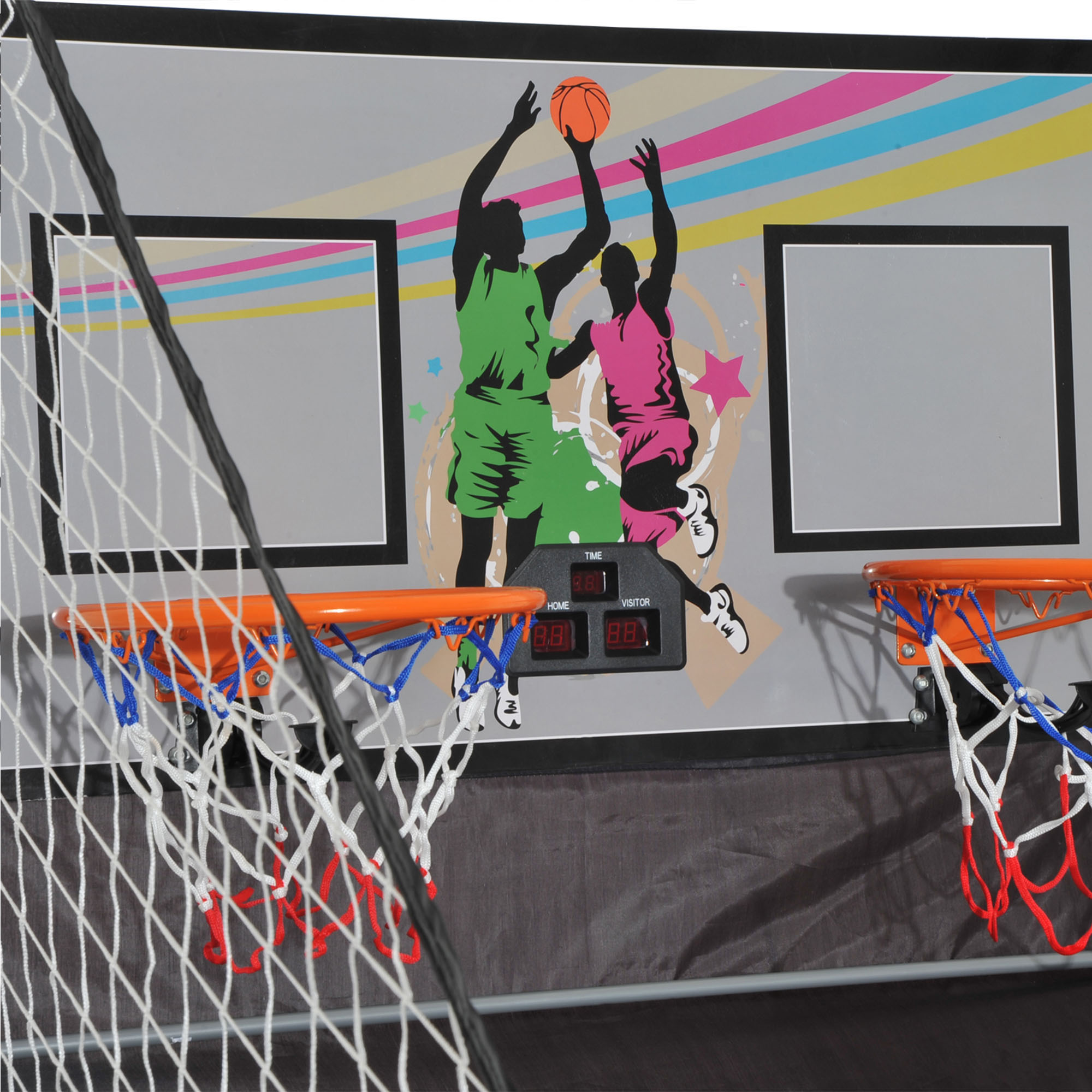 Canasta de baloncesto con dos jugadores en silueta. Una pelota naranja está en el aire. El marcador muestra el tiempo y la puntuación. Redes y aros visibles.