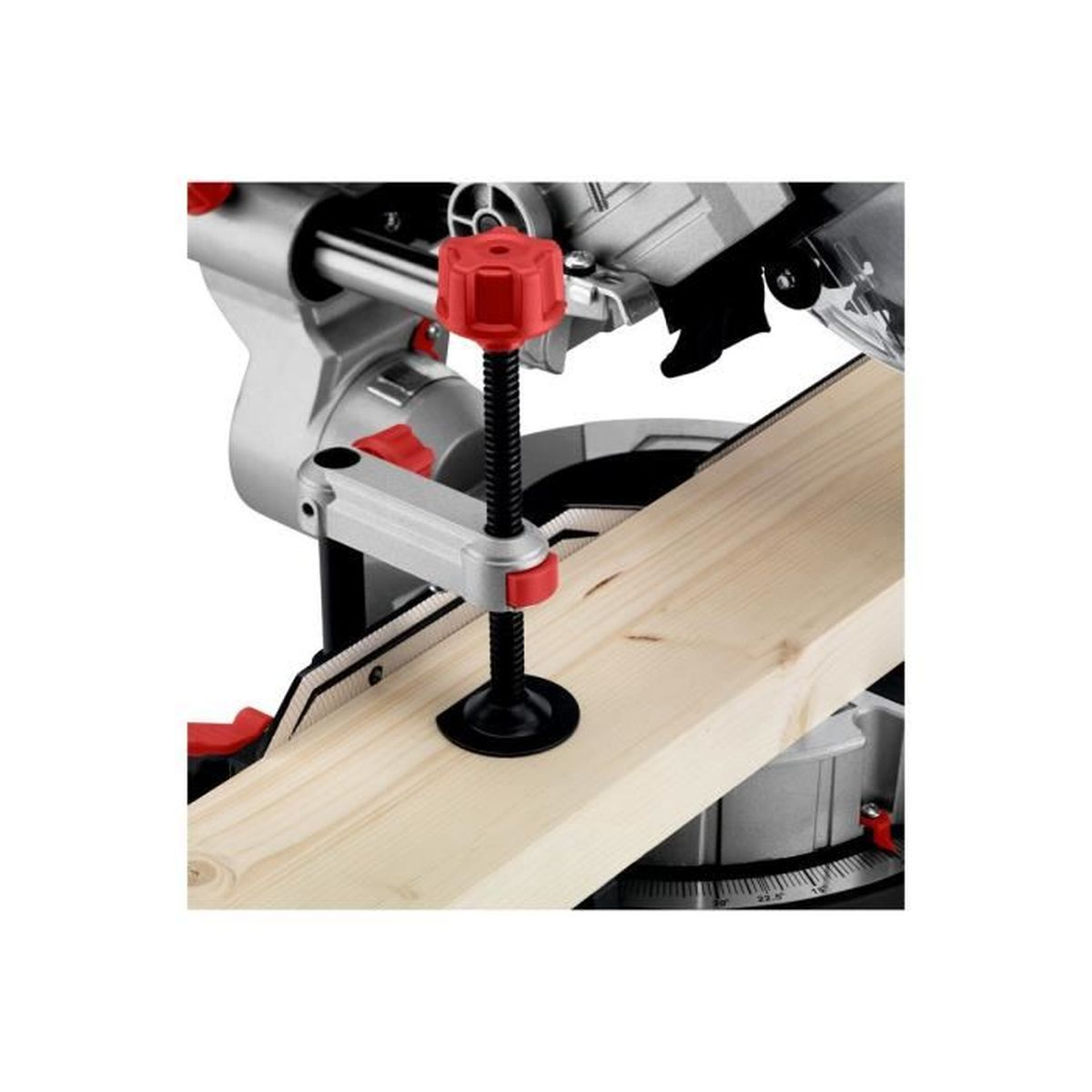 Een close-up van een verstekzaag met een rode knop. Een lichtgekleurde houten plank wordt vastgeklemd door een zwarte schroef en zwarte voet.