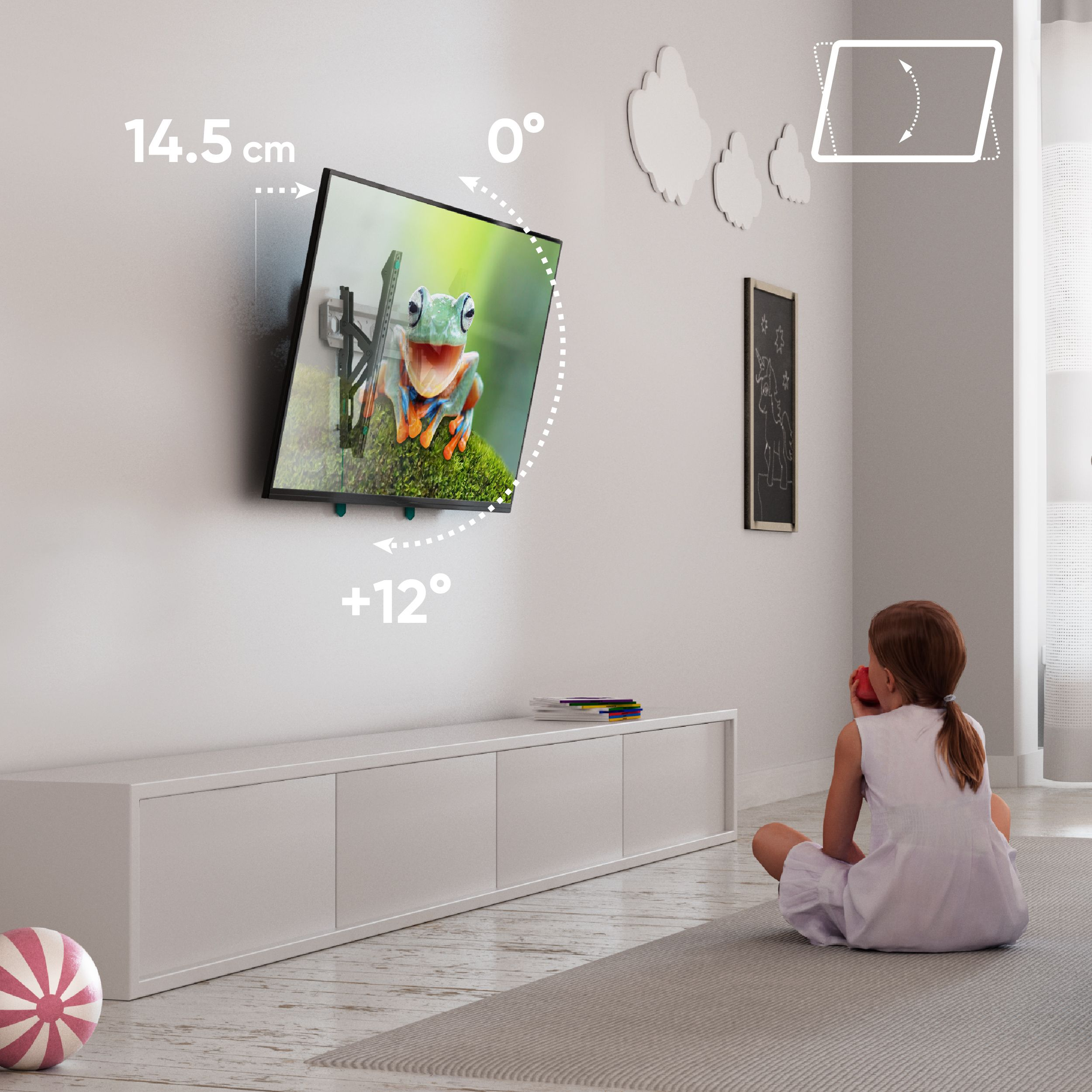 Telewizor wyświetla żabę. Dziewczynka siedzi na dywanie, trzymając czerwone jabłko. Obecna jest także piłka i meble.