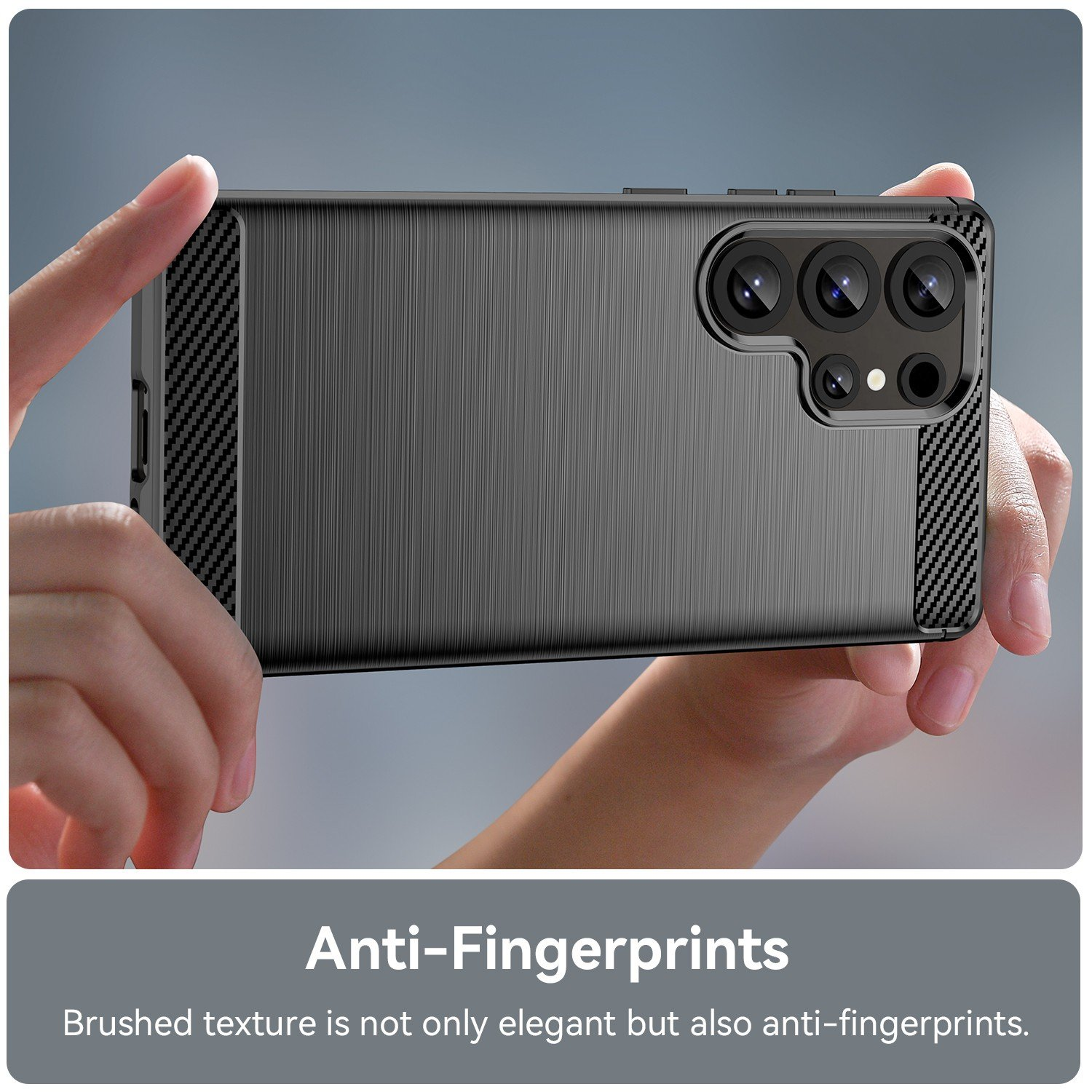 Una persona sostiene una funda de teléfono. La funda es gris con textura cepillada. Tiene un recorte de cámara y detalles de fibra de carbono.