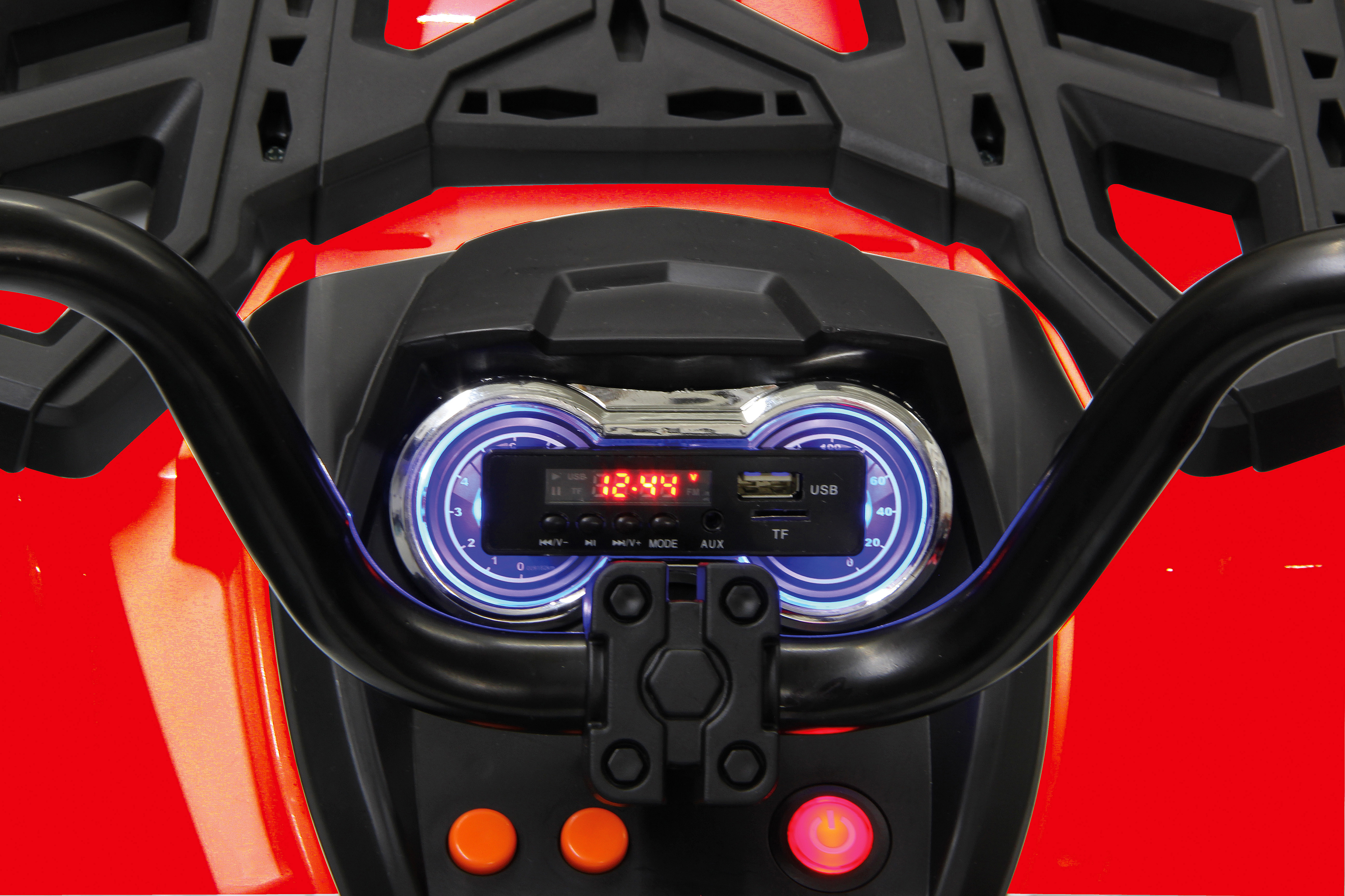 Nahaufnahme des Armaturenbretts eines roten und schwarzen ATVs. Es hat eine Digitalanzeige, Knöpfe und einen schwarzen Lenker.
