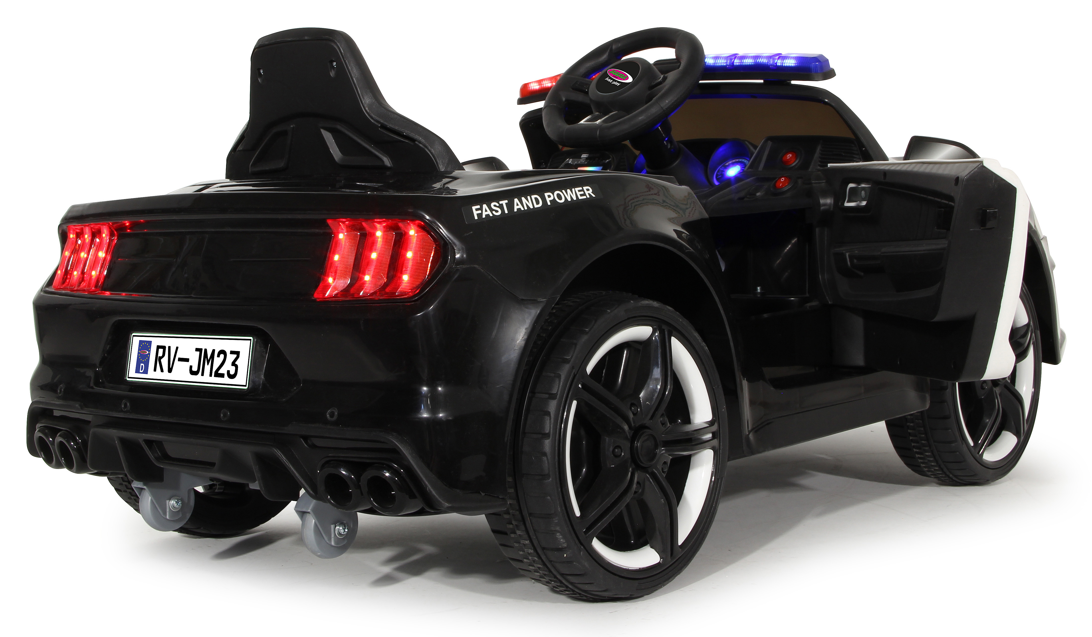 Ein schwarzes Spielzeug-Polizeiauto mit roten und blauen Lichtern. Es hat ein Nummernschild, ein Lenkrad und die Worte 'FAST AND POWER'.