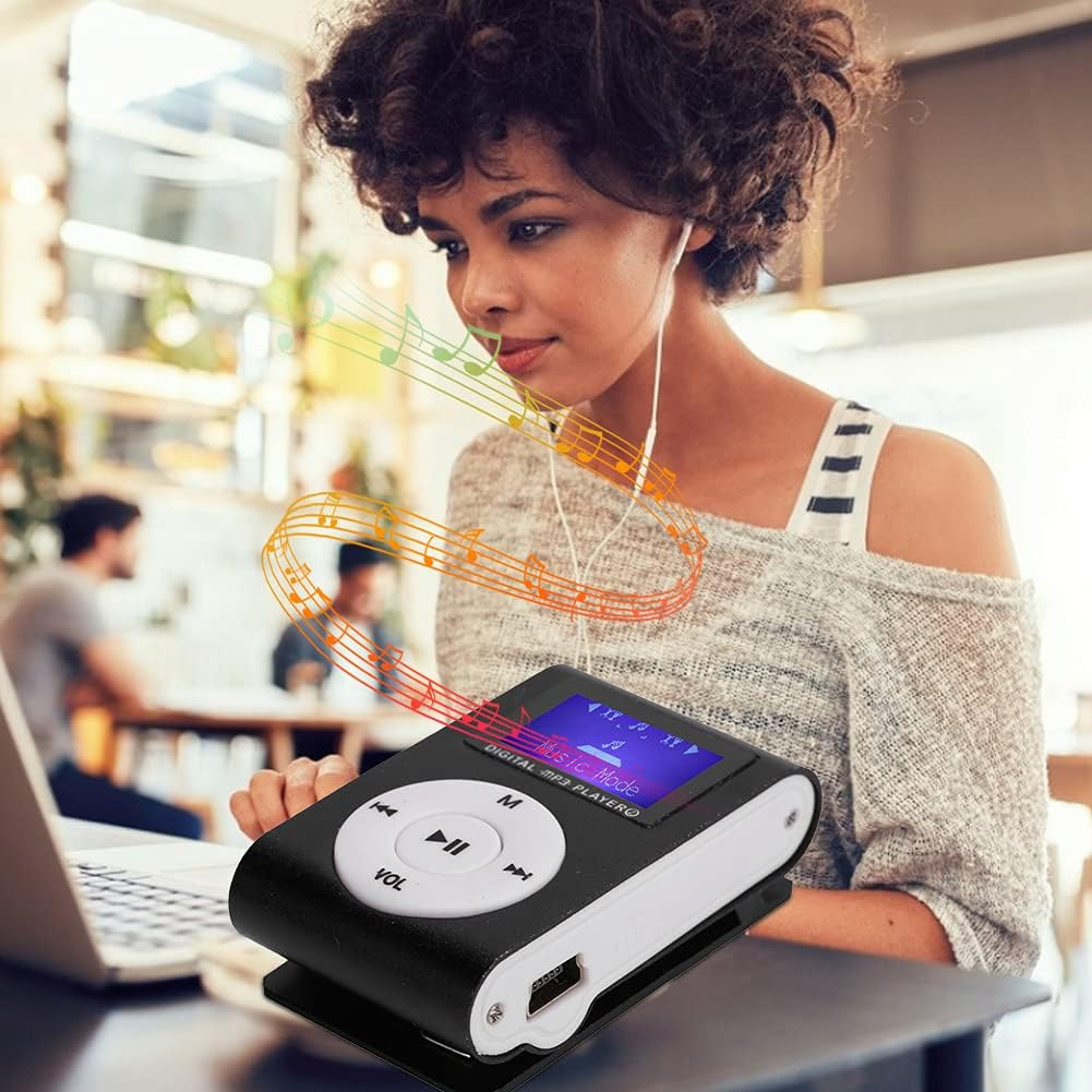 Eine Frau hört Musik mit Kopfhörern und benutzt einen schwarzen MP3-Player. Farbige Noten sind überlagert. Andere Leute sind im Hintergrund.