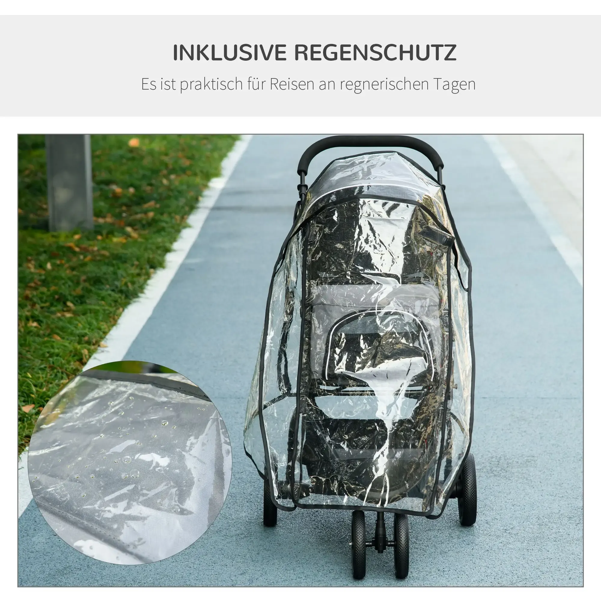 Ein Kinderwagen mit transparentem Regenschutz. Er steht auf einem grauen Weg, mit Grün auf der Seite. Die Hülle hat Wassertropfen.