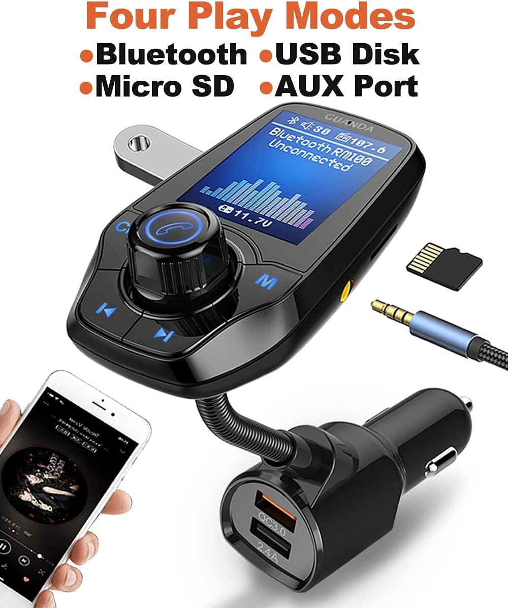 Auto-Audiogerät mit Display, das Radioinformationen anzeigt. Enthält USB-, MicroSD- und AUX-Anschlüsse. Ein Telefon und eine SD-Karte sind ebenfalls abgebildet.