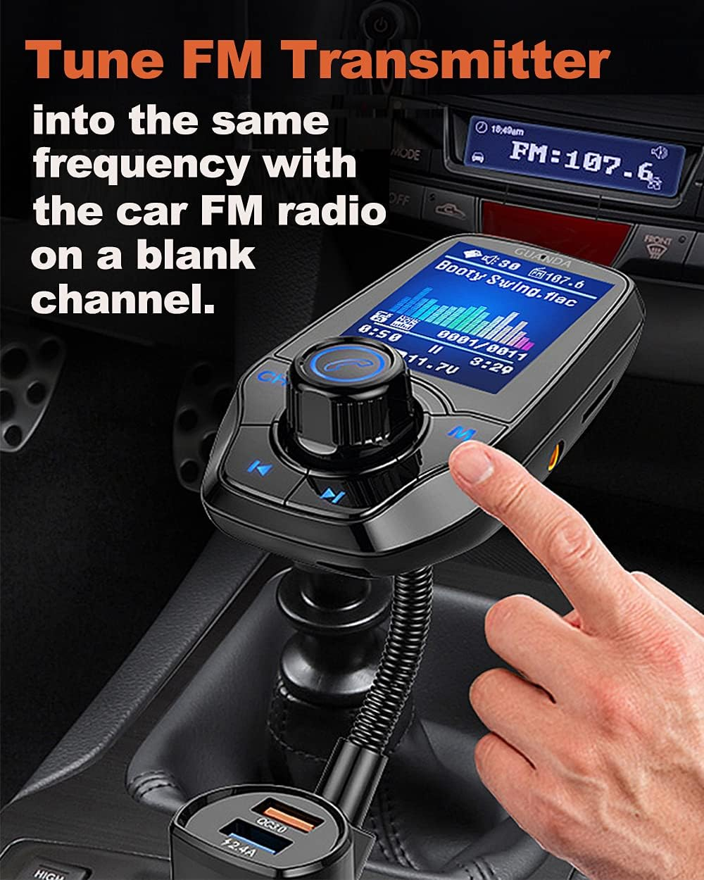 Ein UKW-Sender im Auto, zeigt ein Lied auf dem Bildschirm und eine Hand berührt das Gerät. Text lautet "UKW-Sender einstellen".