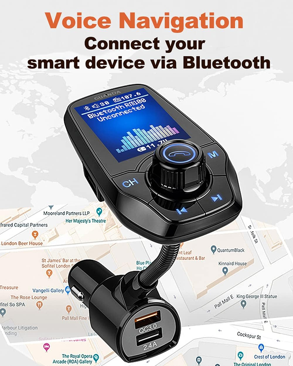 Schwarzes Bluetooth-Gerät für das Auto mit Bildschirm. Darunter ein USB-Ladegerät. Hintergrund zeigt eine Karte.