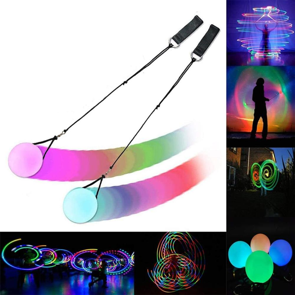 Zwei leuchtende Kugeln, die mit Gurten verbunden sind, mit einer Reihe von Lichtkunstbildern. Beinhaltet Bilder von Lichtspuren und Darstellern.