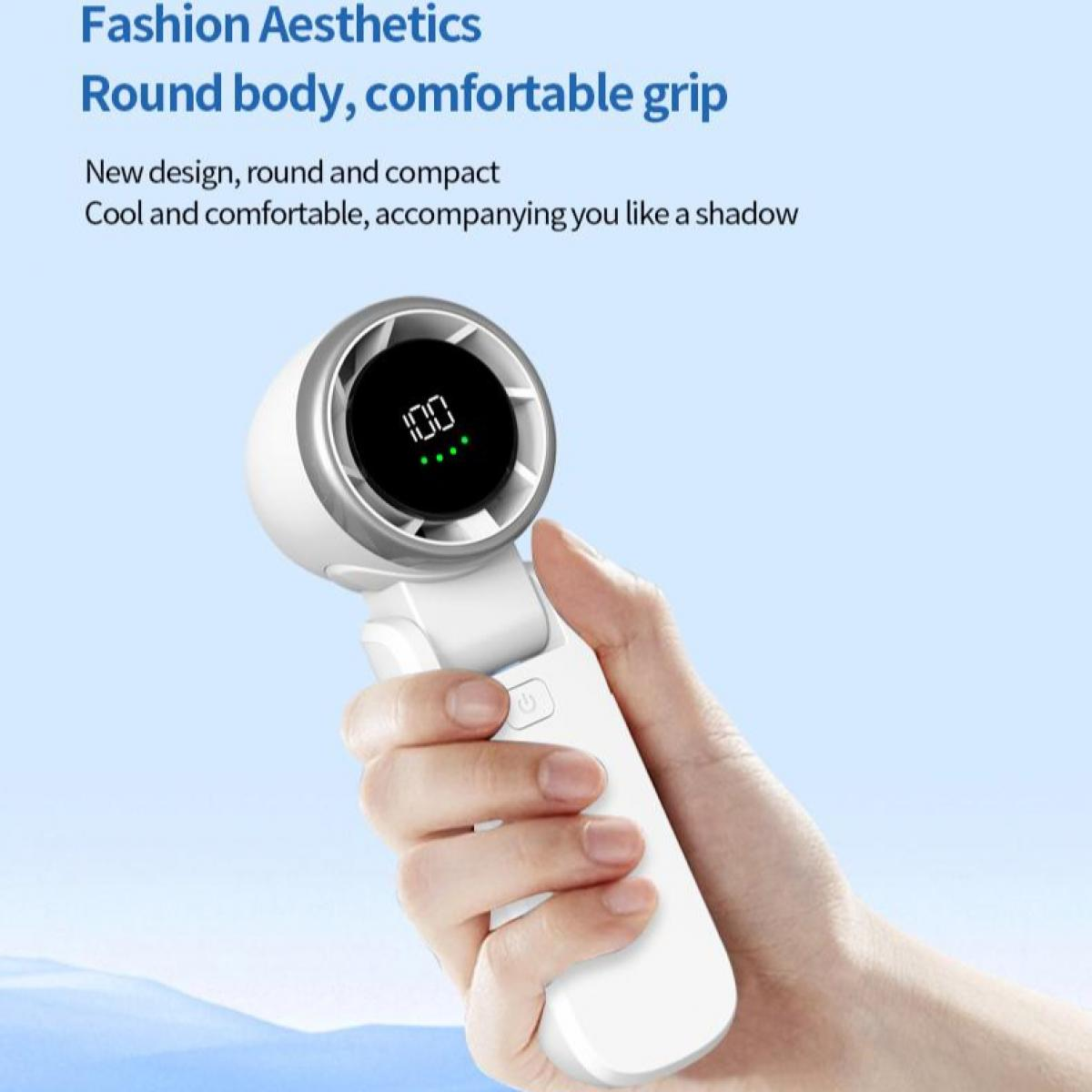 Ein weißer und silberner Handventilator wird in einer Hand gehalten. Der Ventilator zeigt 100 auf seinem Bildschirm an.