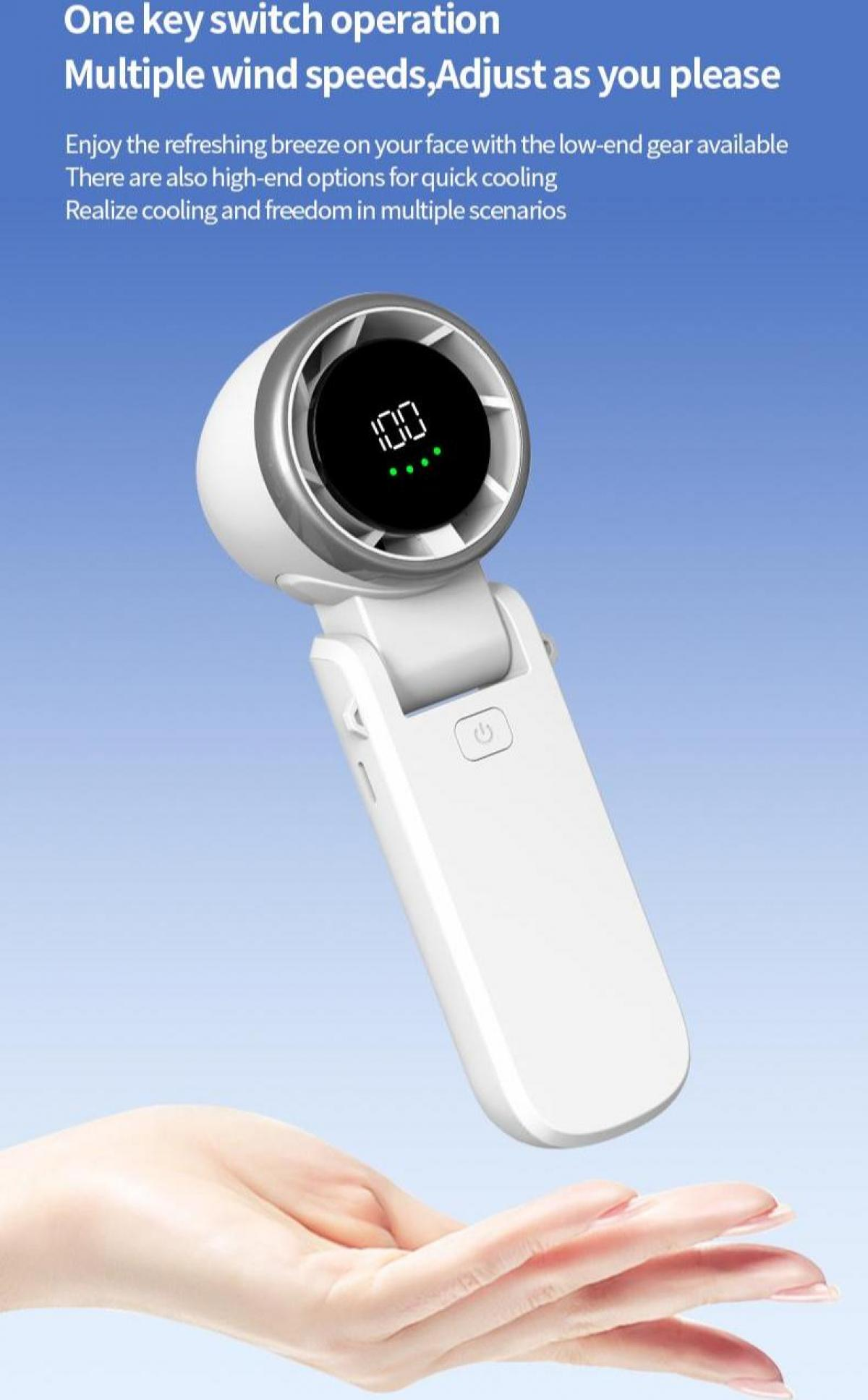 Ein weißer Handventilator mit digitaler Anzeige '100'. Gehalten von einer Hand vor blauem Hintergrund.