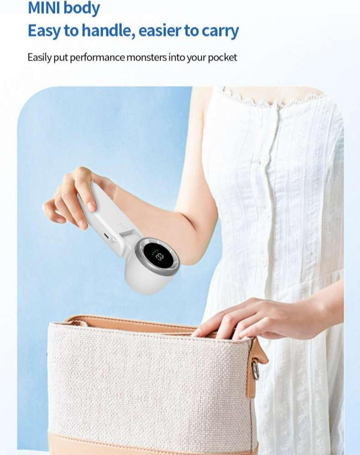 Eine Frau legt ein weißes Gerät in eine beige Handtasche. Das Gerät hat ein digitales Display. Die Frau trägt ein weißes Kleid. Blauer Hintergrund.