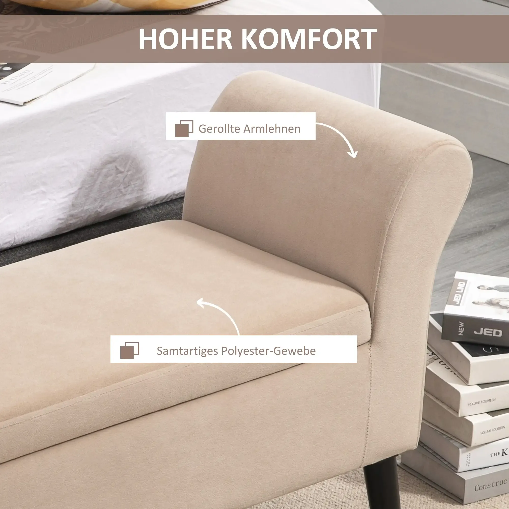 Eine beige Chaiselongue mit gerollten Armlehnen und einem samtartigen Polyestergewebe. Daneben sind Bücher gestapelt.