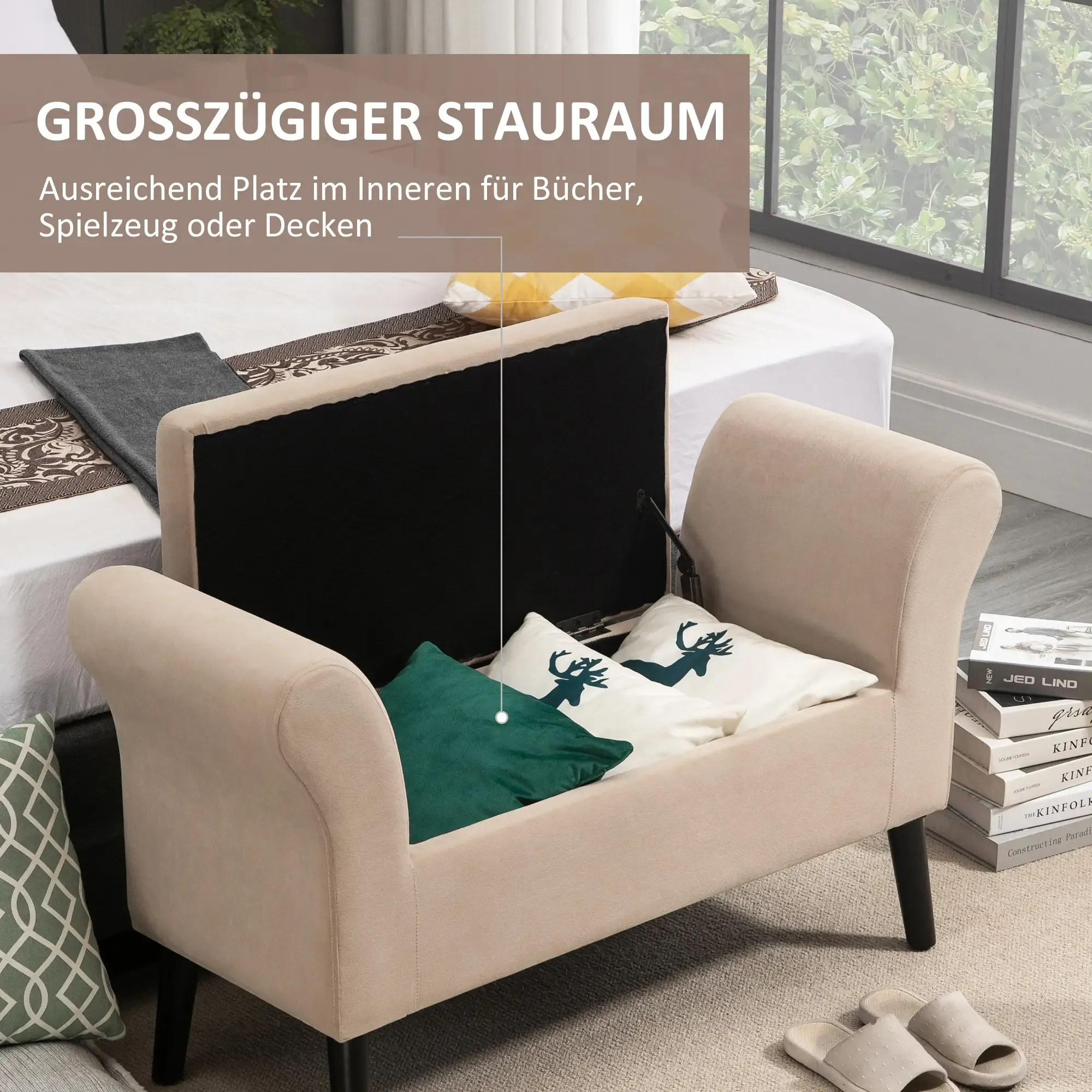 Beige Sitzbank mit Stauraum, geöffnetem Deckel und Kissen. Bücher und Hausschuhe sichtbar. Text: Großzügiger Stauraum.