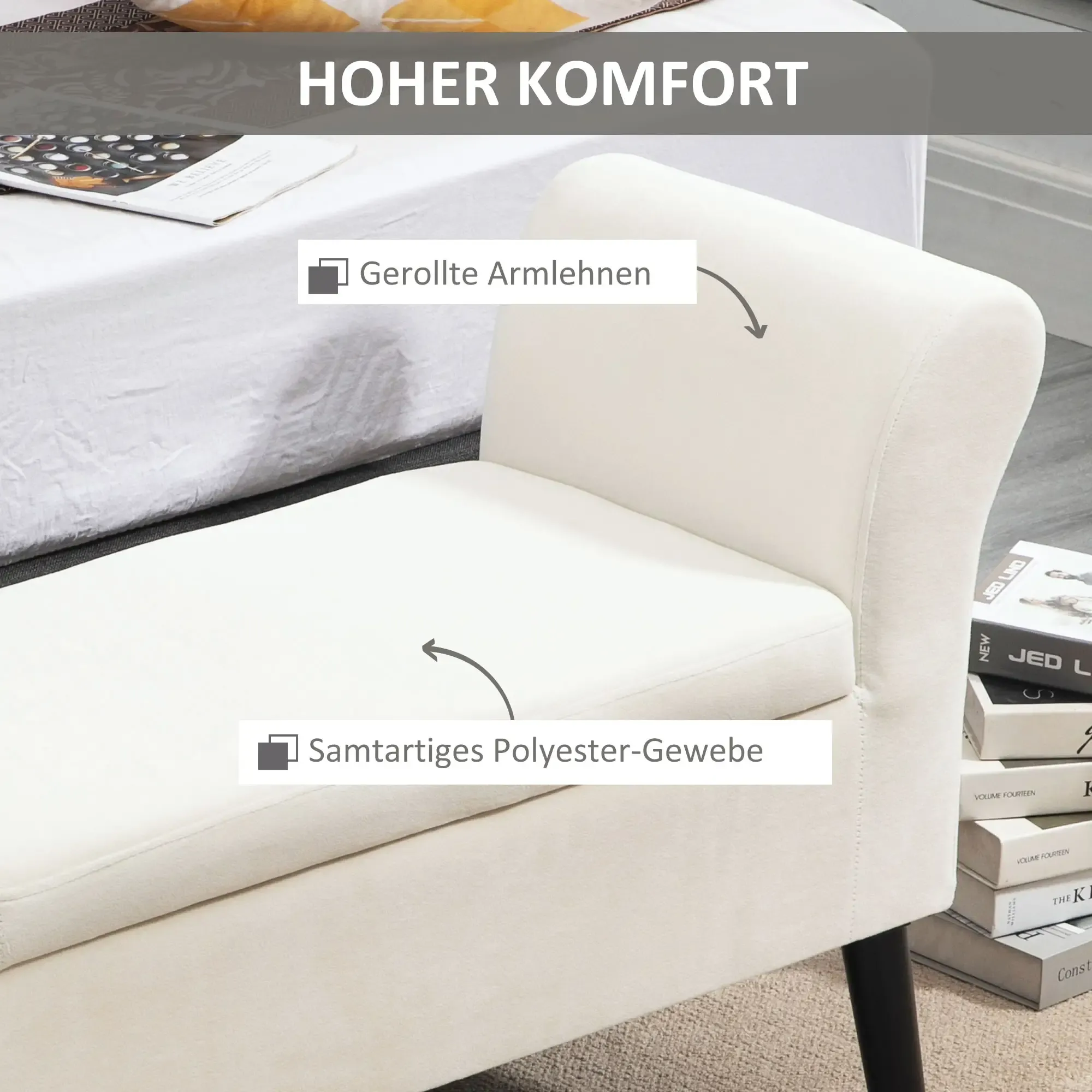 Cremefarbene Bank mit geschwungenen Armlehnen. Der Sitz besteht aus samtigem Polyester. Schwarze Beine und ein Stapel Bücher sind sichtbar.