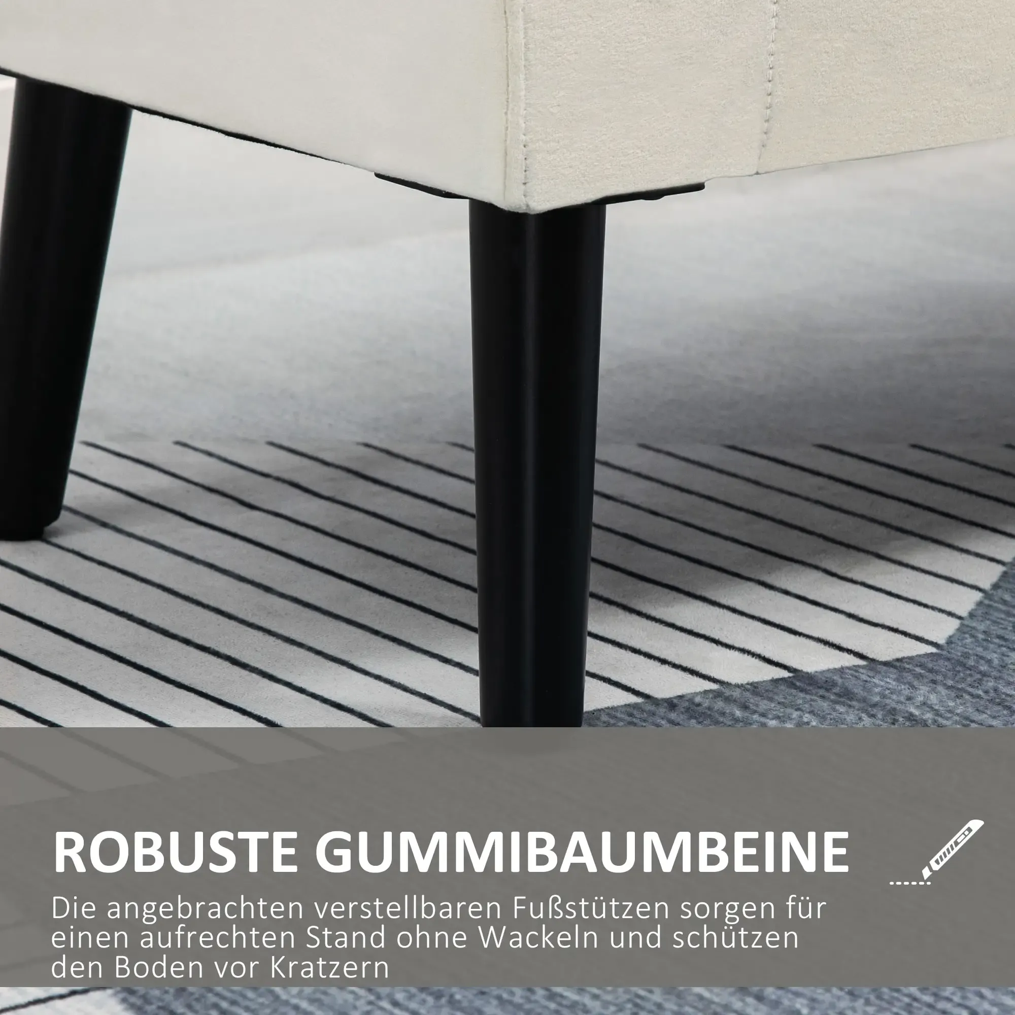Nahaufnahme eines cremefarbenen, gepolsterten Möbelbeins mit schwarzen Beinen auf einem gemusterten Teppich. Text auf Deutsch unten.