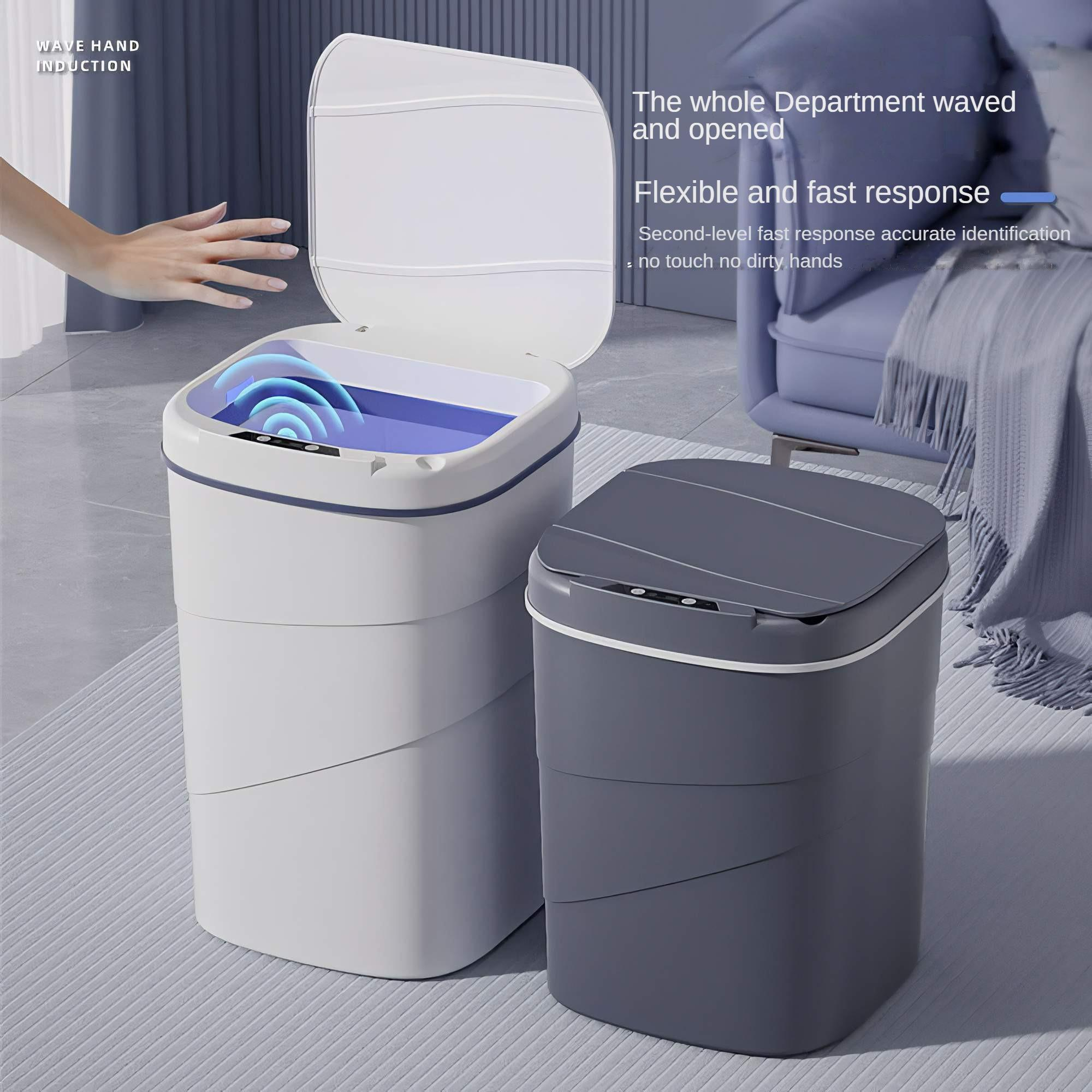 Zwei automatische Mülleimer, einer weiß und offen, einer grau und geschlossen. Eine Hand winkt über dem weißen Eimer.