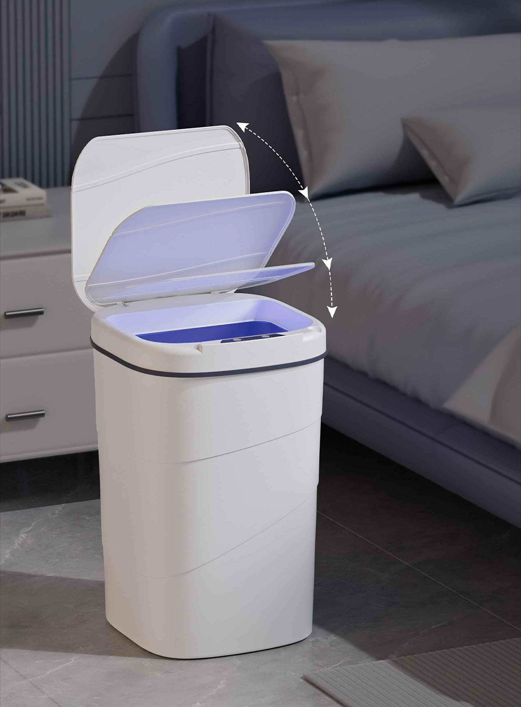 Ein weißer intelligenter Mülleimer mit offenem Deckel, der einen blauen Innenraum zeigt. In einem Schlafzimmer.