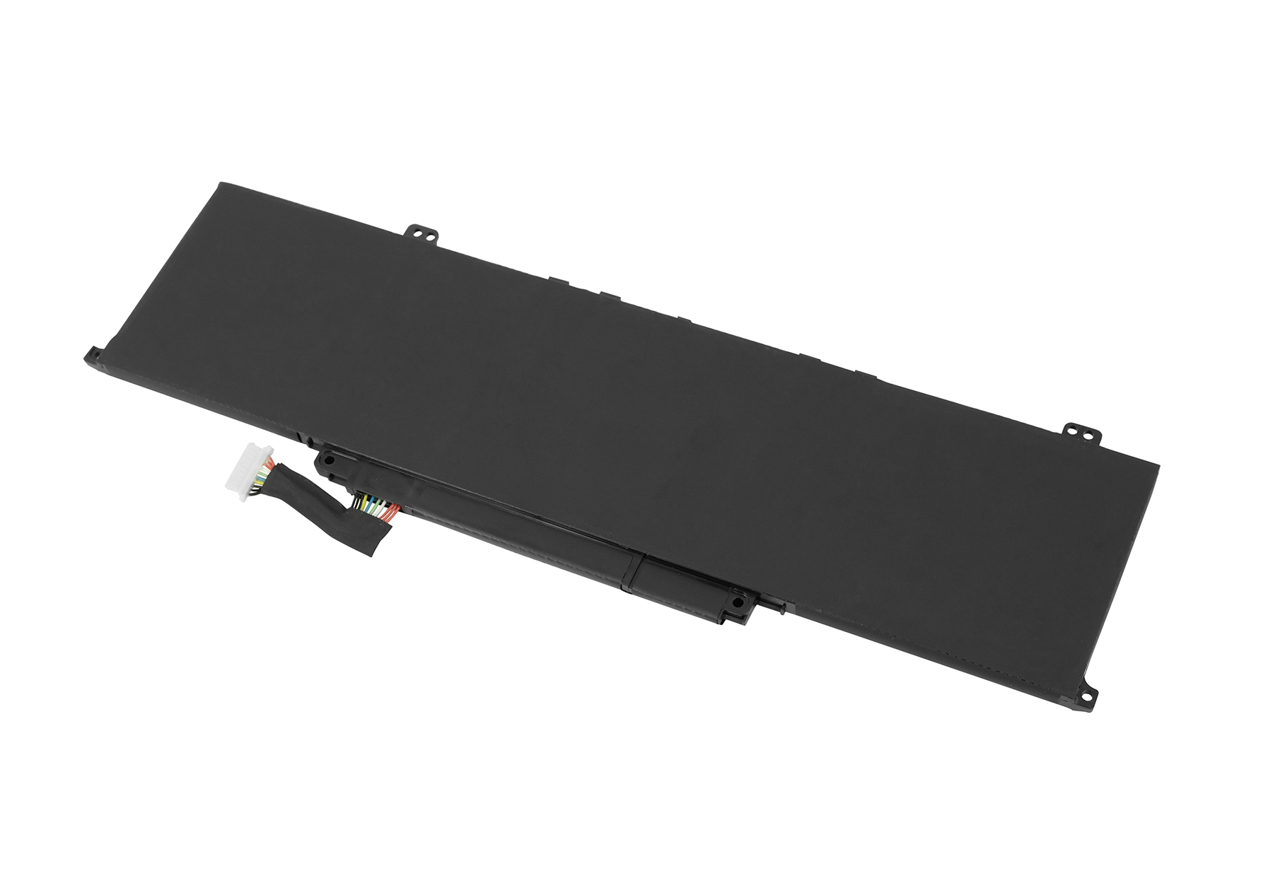 Ein schwarzer Laptop-Akku mit Stecker und Kabeln auf weißem Hintergrund. Der Akku ist rechteckig.